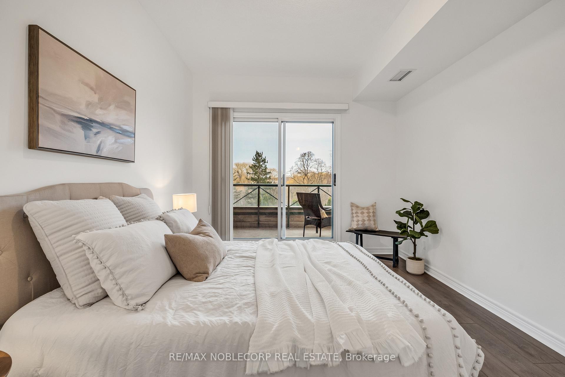 3 Bedrooms Condo at 121 Woodbridge, Vaughan For sale