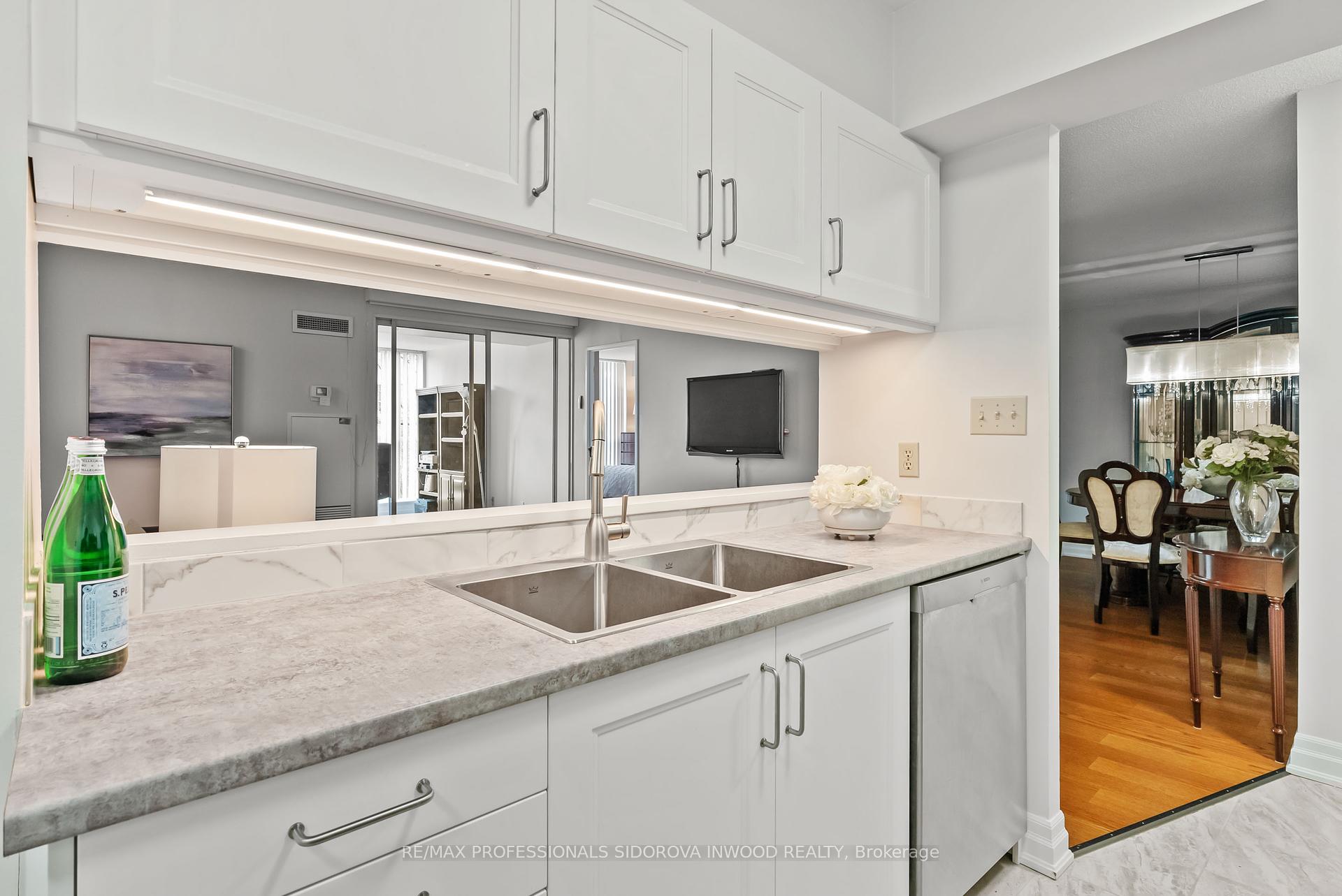 3 Bedrooms Condo at 20 Southport, Toronto For sale