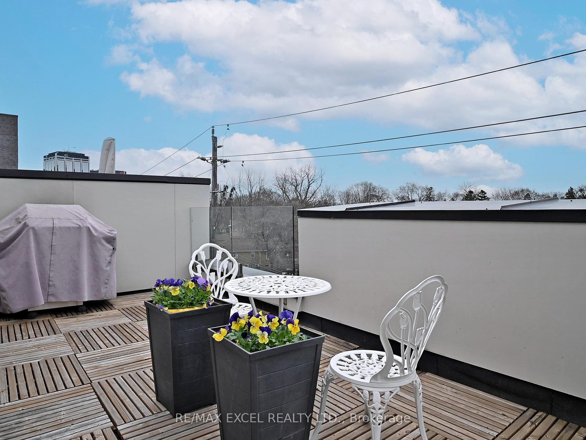 2 Bedrooms Condo at 24 Fieldway,  Toronto For sale