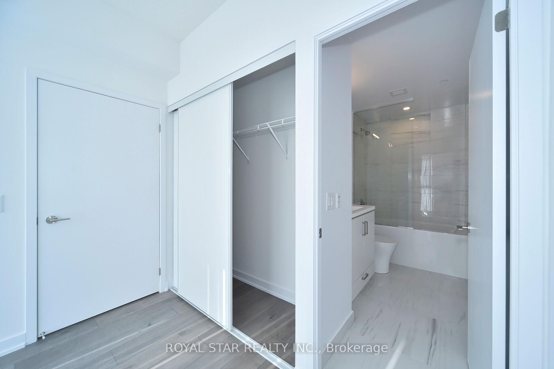 2 Bedrooms Condo at 10 Honeycrisp, Vaughan For sale