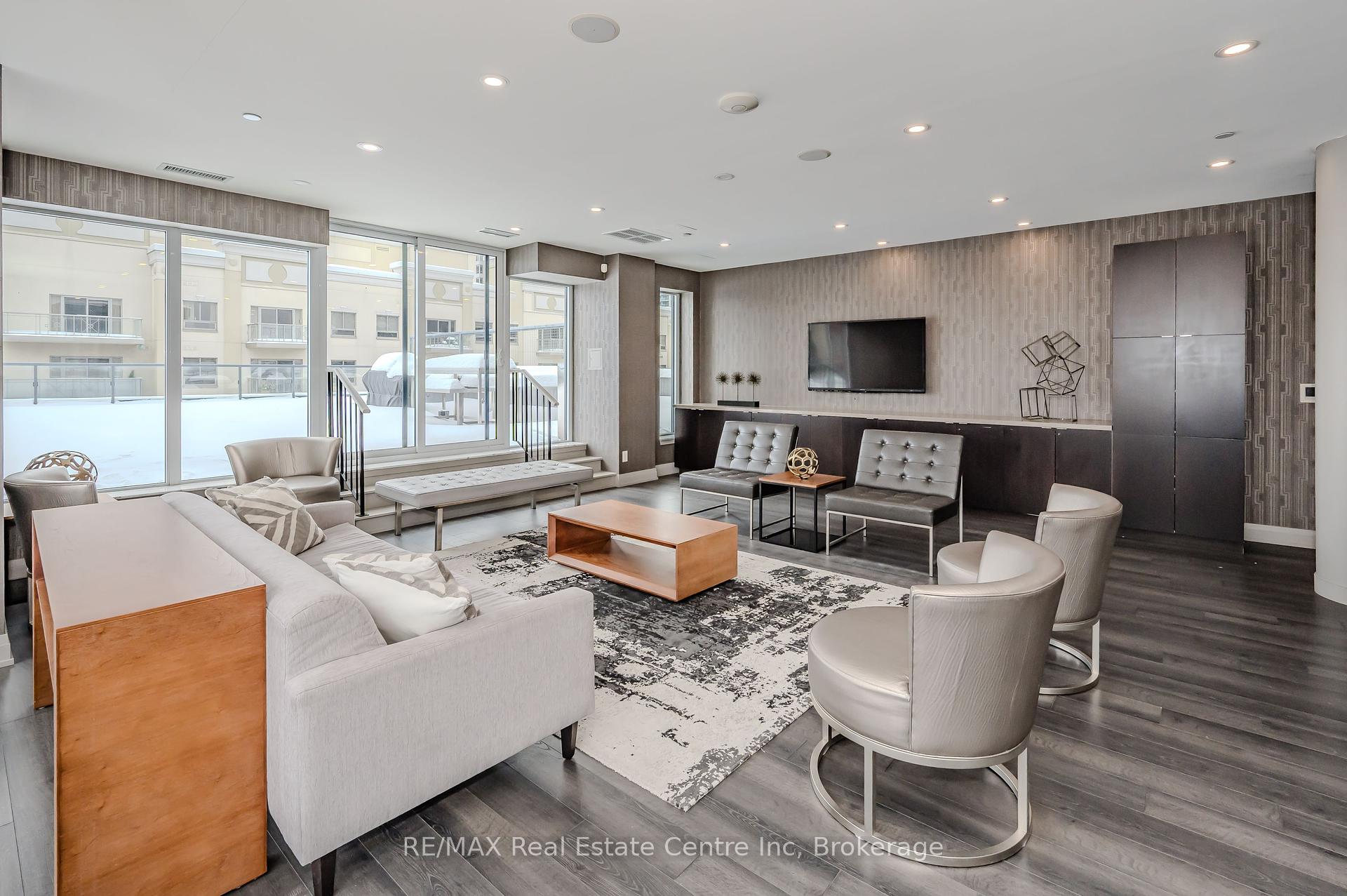 2 Bedrooms Condo at 18 Rean, Toronto For sale