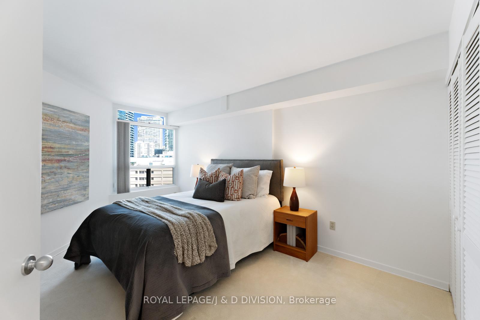 2 Bedrooms Condo at 25 Maitland,  Toronto For sale