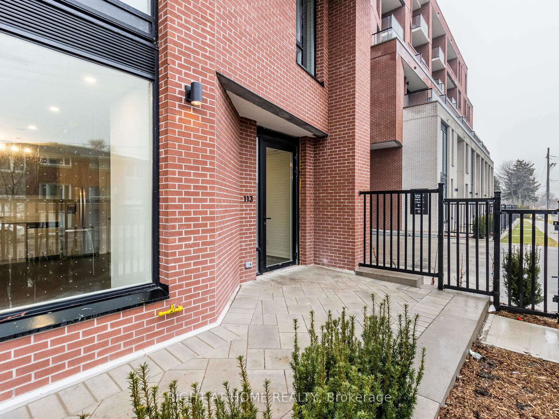2 Bedrooms Condo at 5 maryport, Toronto For sale