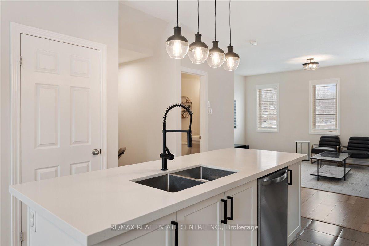 2 Bedrooms Condo at 219 Dundas, Hamilton For sale