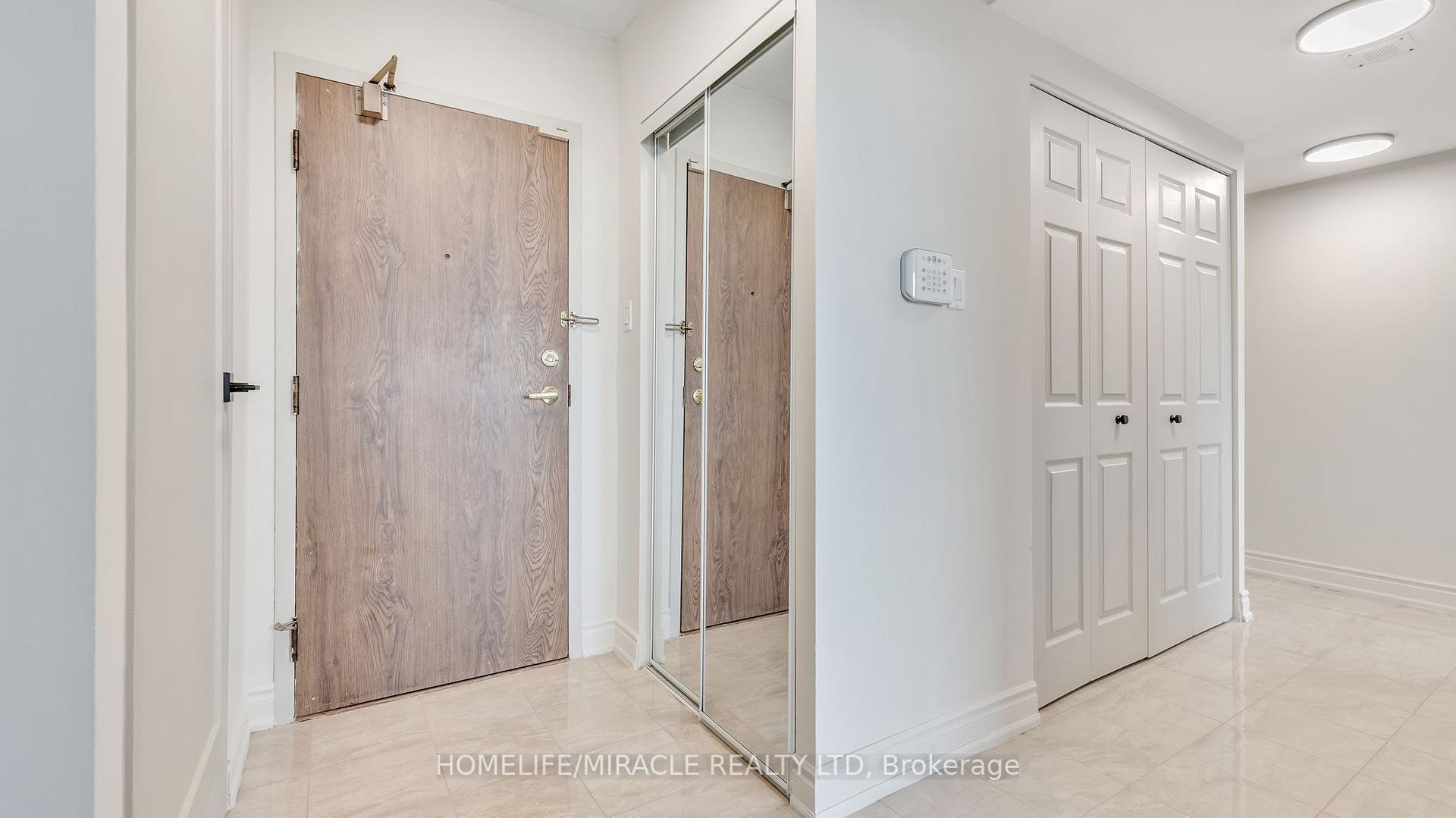 3 Bedrooms Condo at 550 Webb, Mississauga For sale