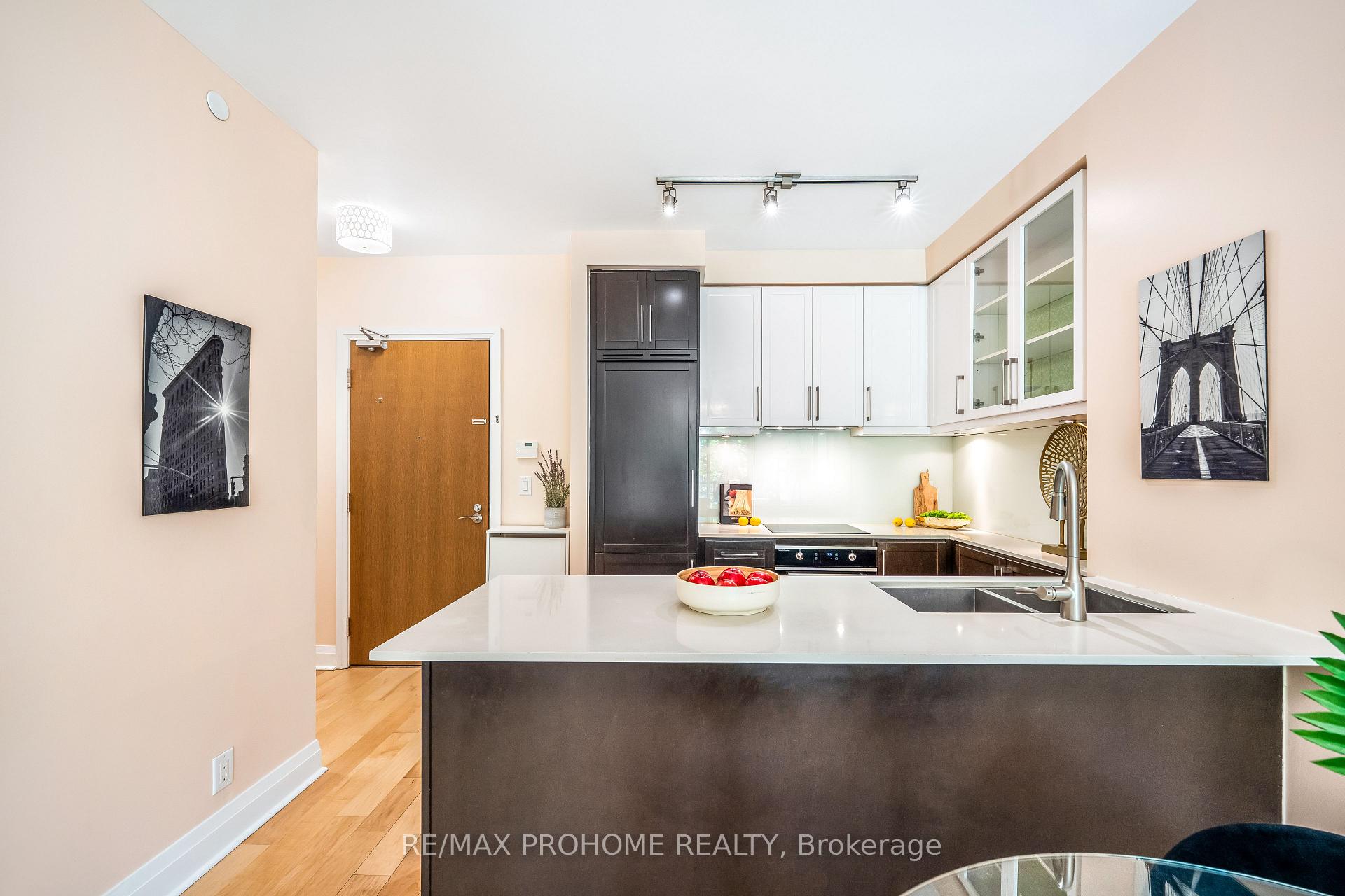2 Bedrooms Condo at 21 Clairtrell, Toronto For sale