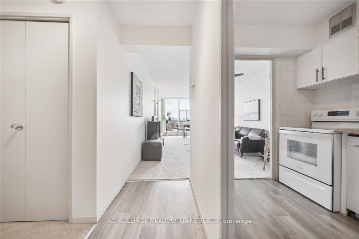2 Bedrooms Condo at 2665 Windwood, Mississauga For sale
