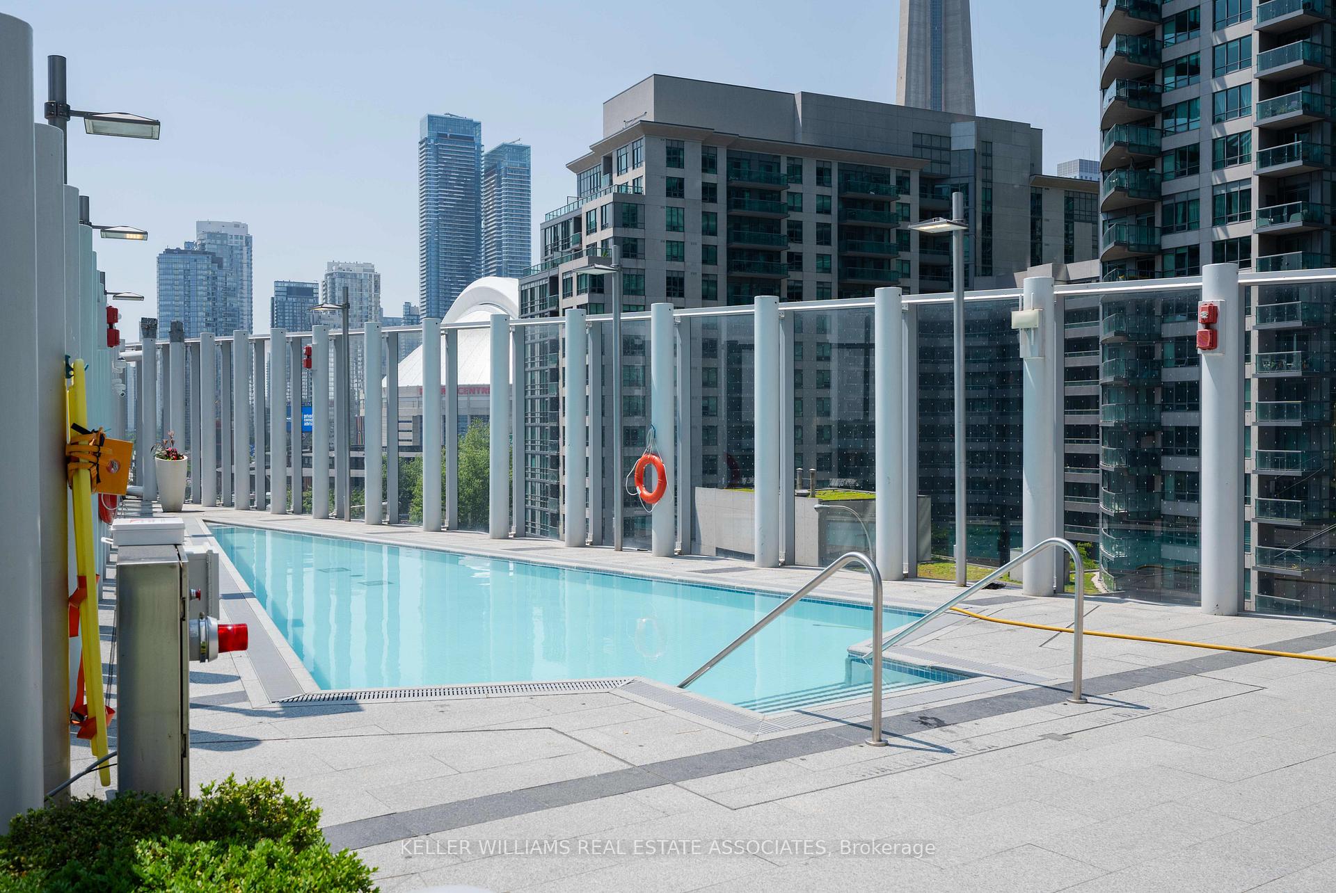 2 Bedrooms Condo at 10 York, Toronto For sale