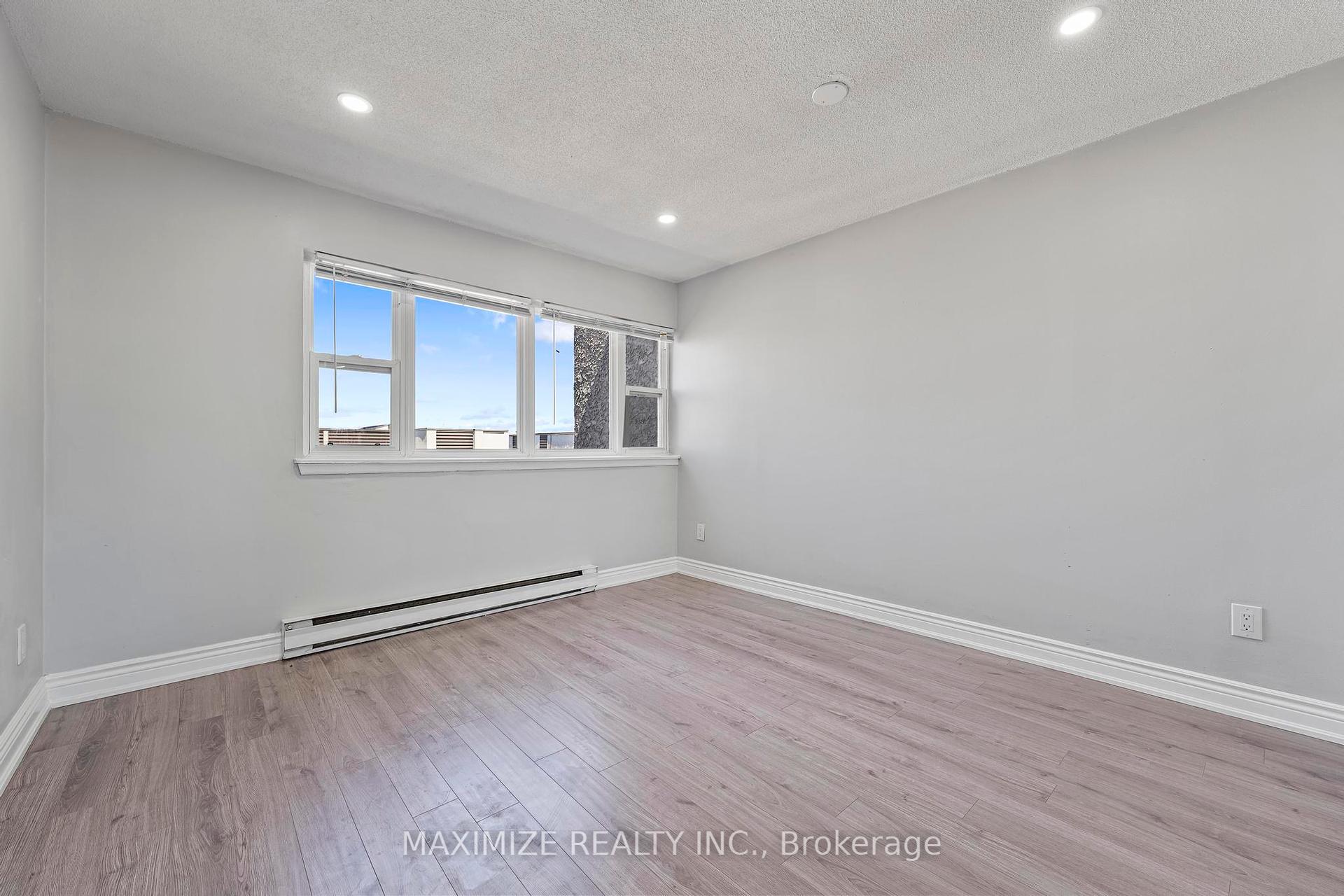 3 Bedrooms Condo at 1055 Dundas,  Mississauga For sale