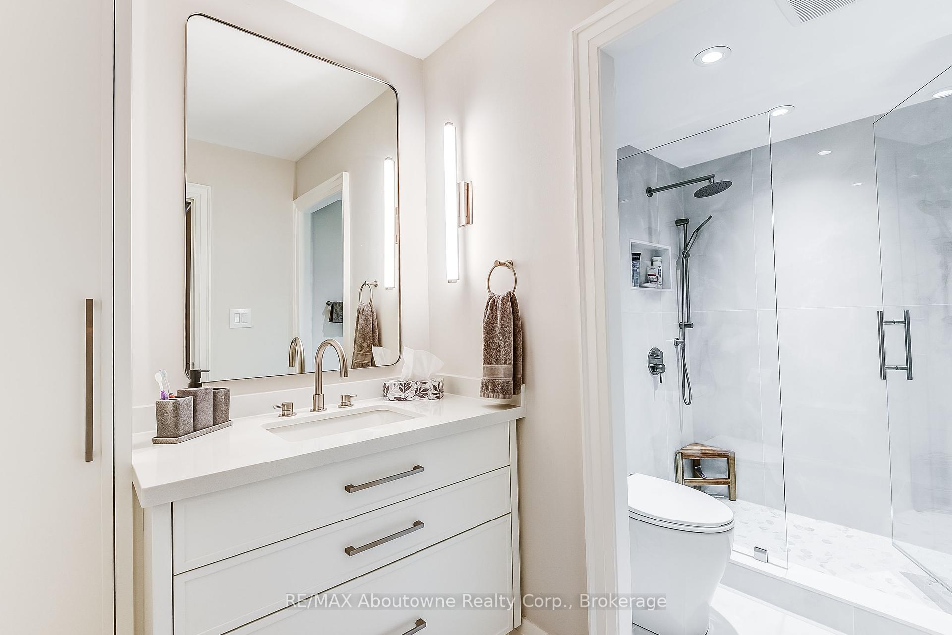 2 Bedrooms Condo at 2180 Marine, Oakville For sale