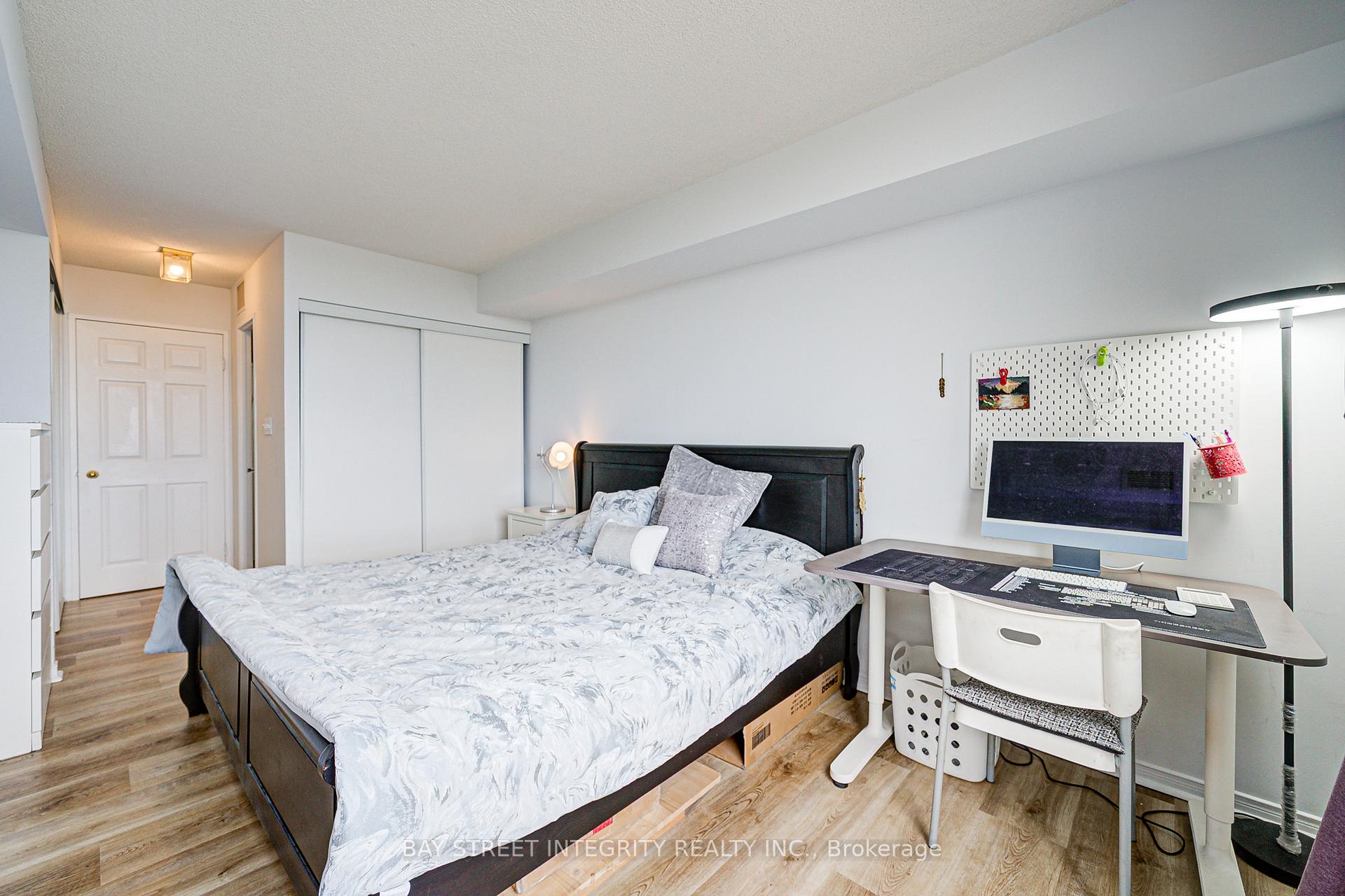 2 Bedrooms Condo at 18 Hillcrest,  Toronto For sale