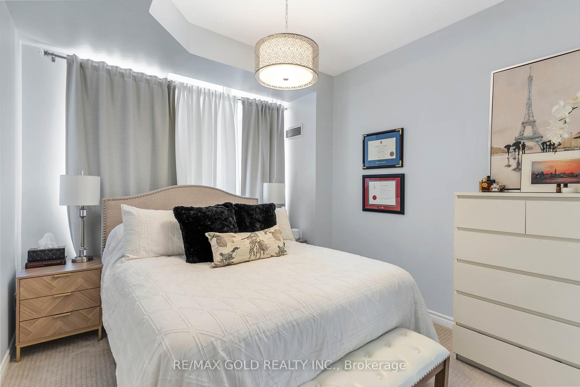 2 Bedrooms Condo at 388 Prince Of Wales, Mississauga For sale
