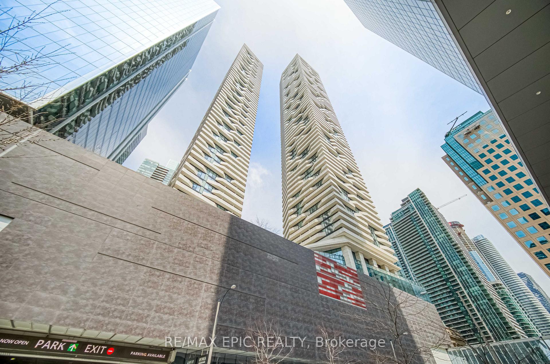 3 Bedrooms Condo at 88 Harbour,  Toronto For sale