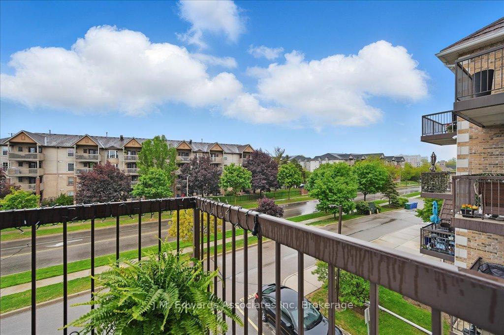 2 Bedrooms Condo at 4006 Kilmer, Burlington For sale