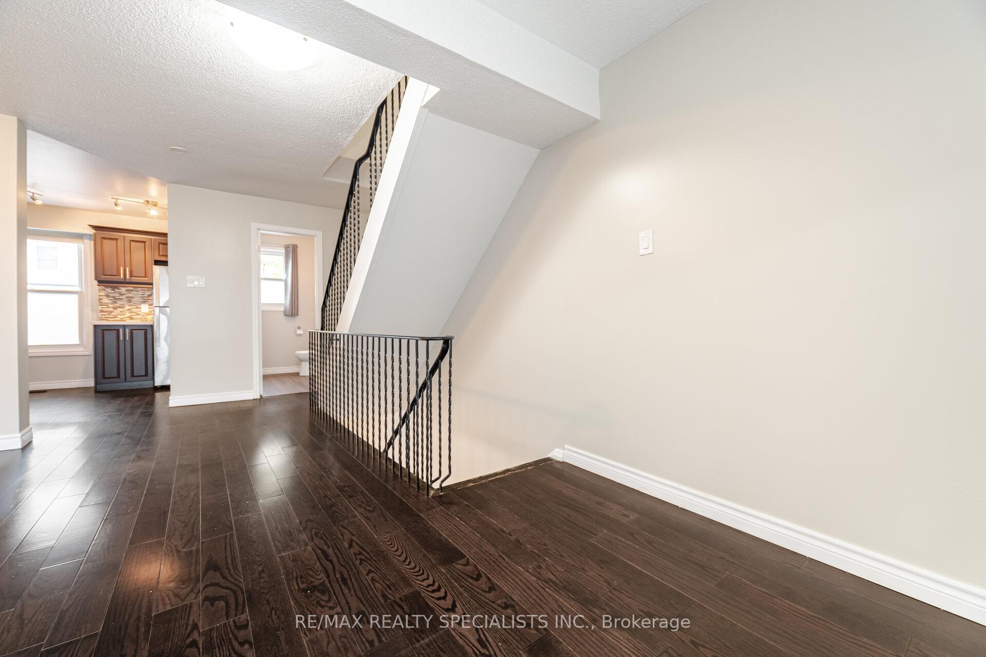 3 Bedrooms Condo at 2440 Bromsgrove, Mississauga For sale
