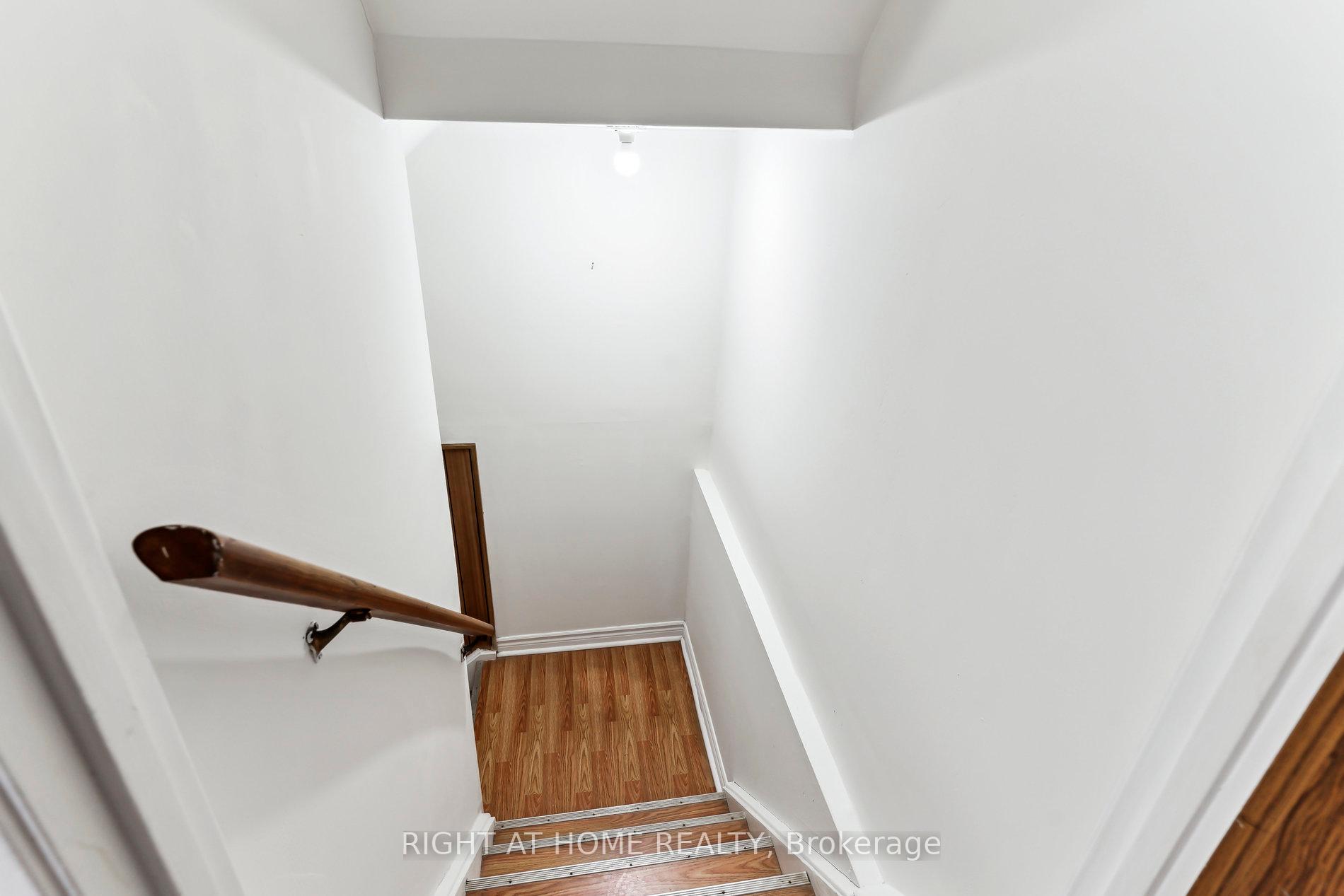 6 Bedrooms Condo at 44 Chester Le, Toronto For sale