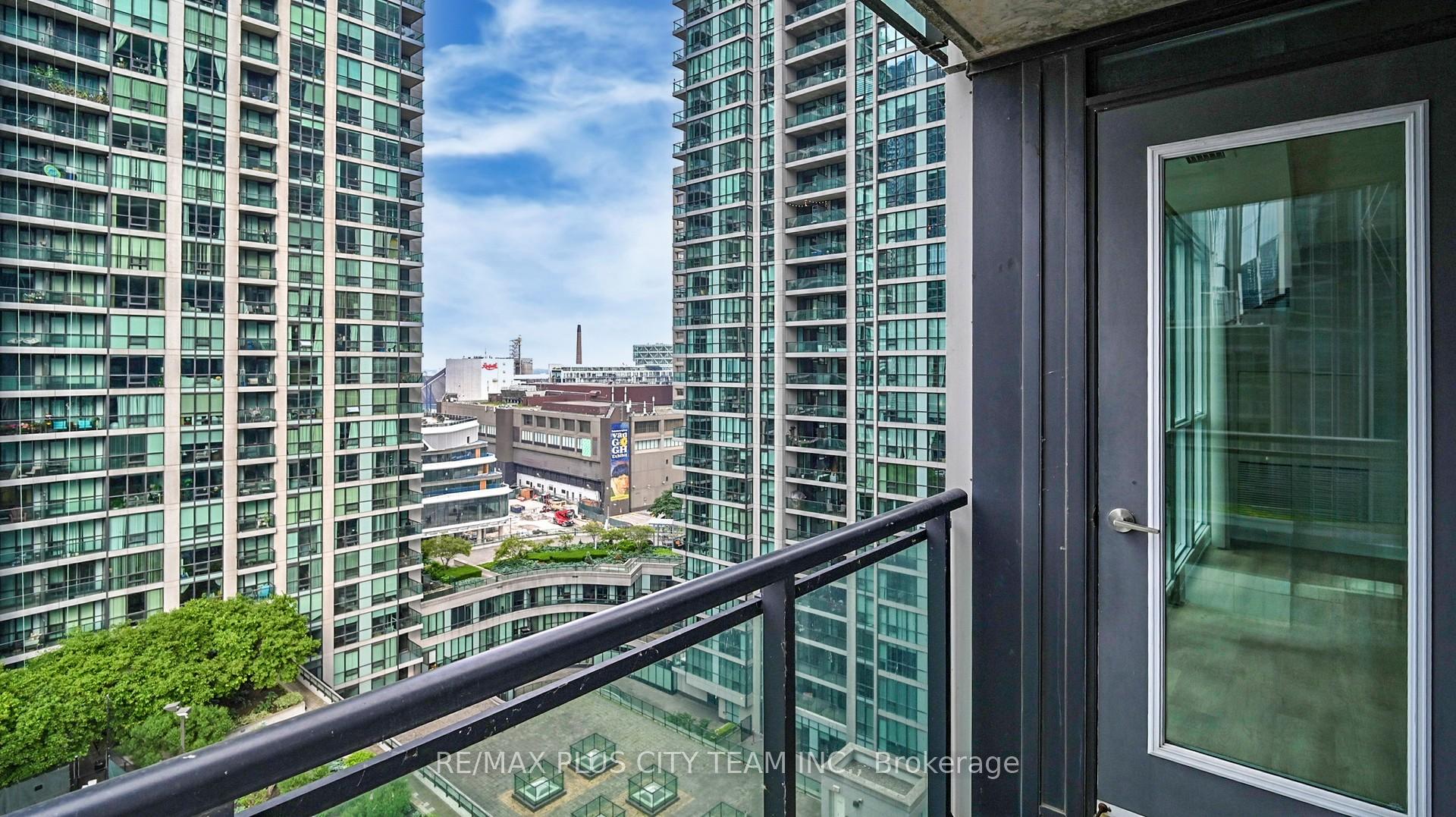 2 Bedrooms Condo at 18 Harbour, Toronto For sale