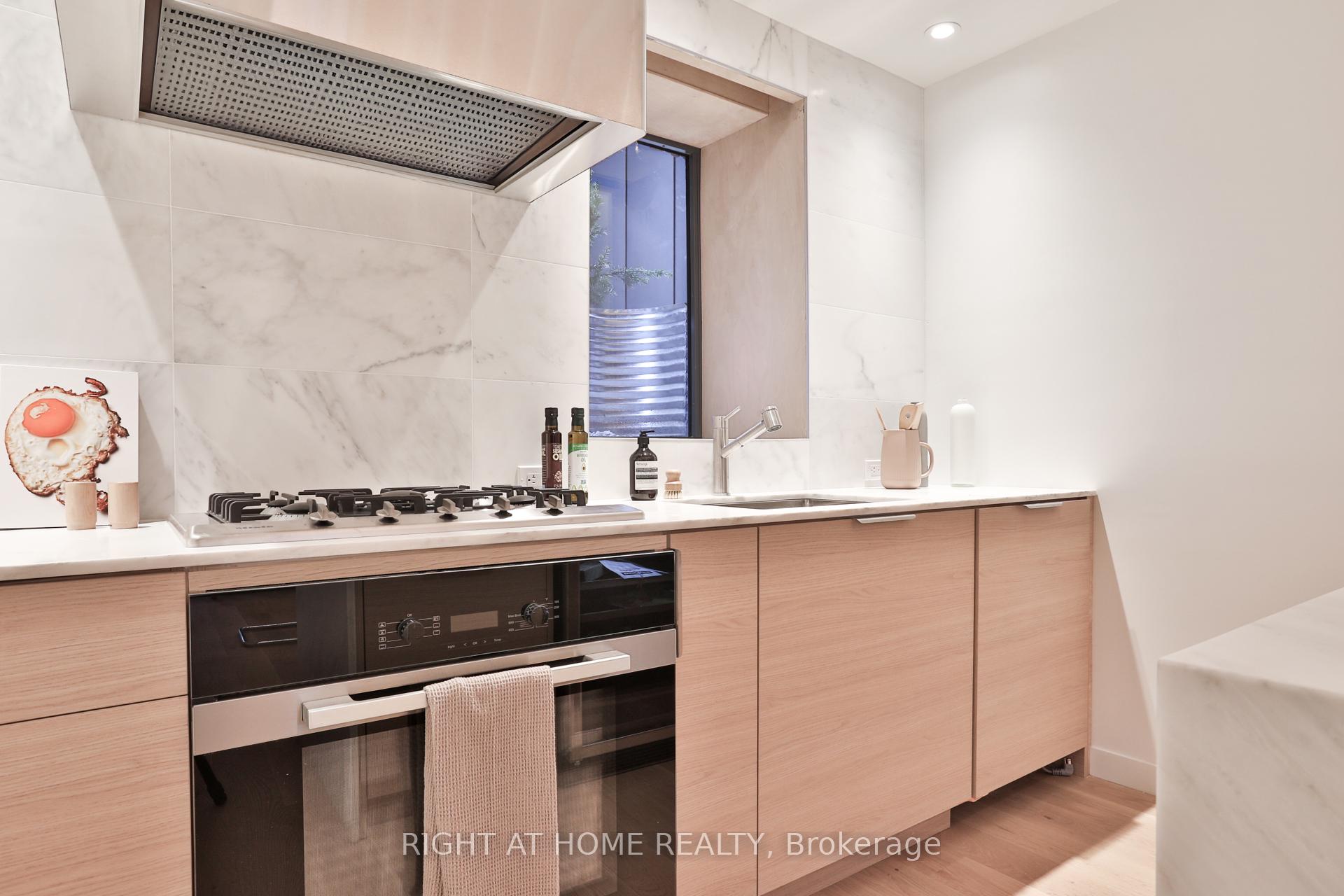 2 Bedrooms Condo at 225 Brunswick, Toronto For sale