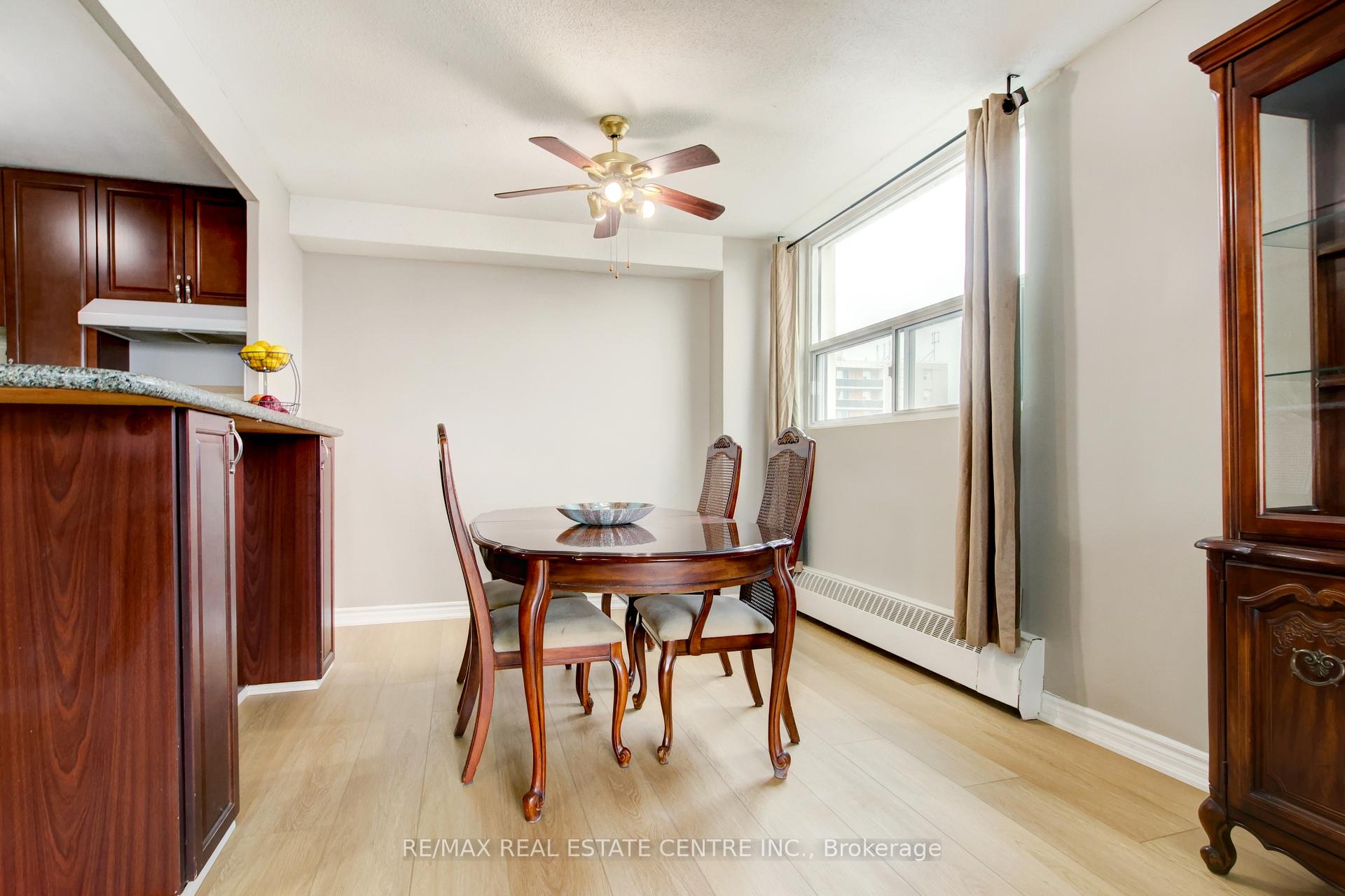 3 Bedrooms Condo at 2345 Confederation, Mississauga For sale