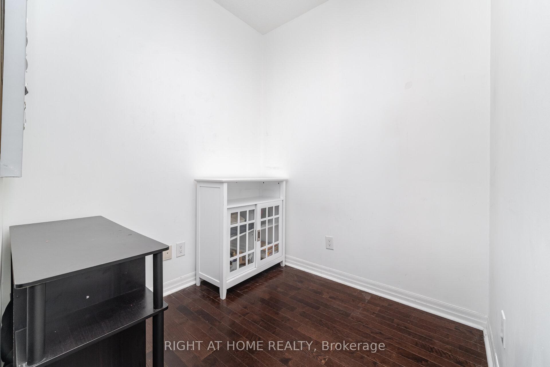 2 Bedrooms Condo at 225 Webb, Mississauga For sale