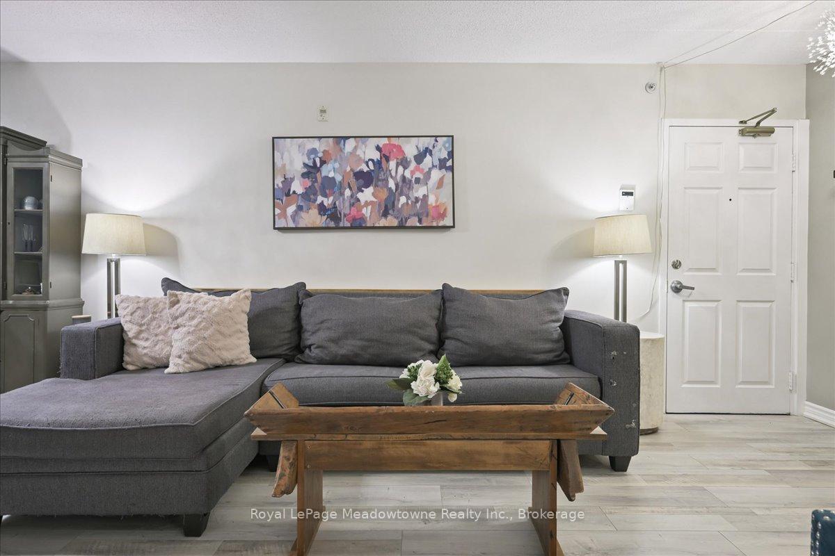 2 Bedrooms Condo at 1450 Bishops, Oakville For sale