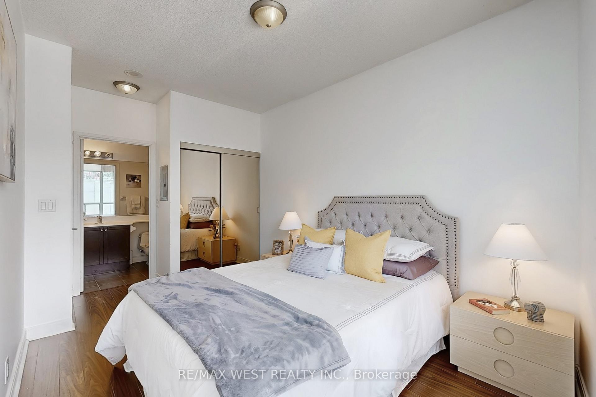 2 Bedrooms Condo at 80 Absolute, Mississauga For sale