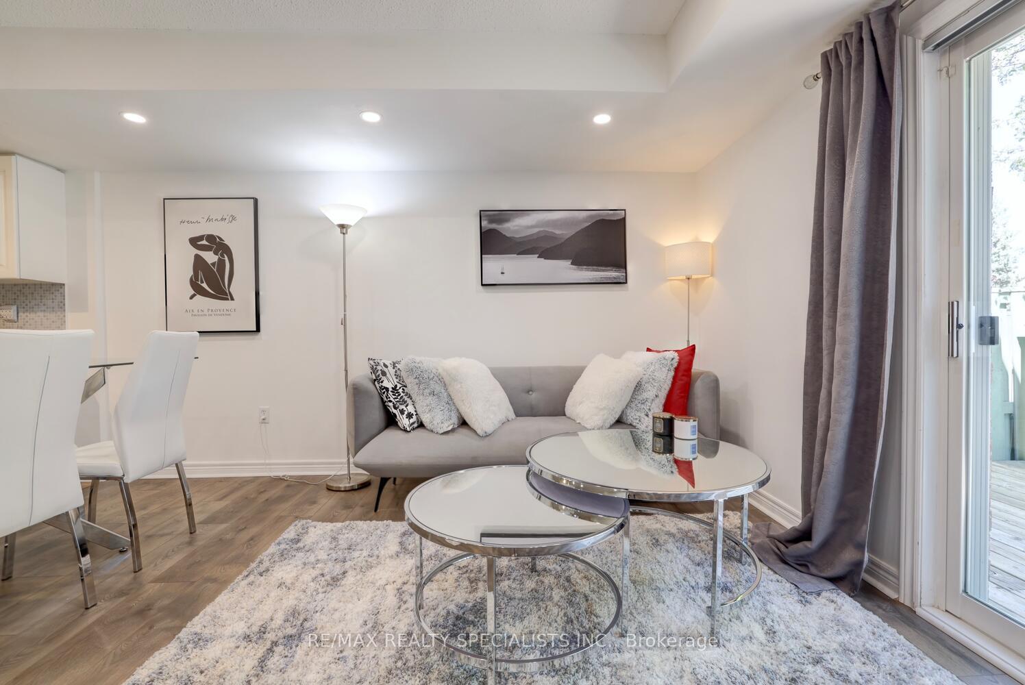 4 Bedrooms Condo at 1128 Dundas, Mississauga For sale