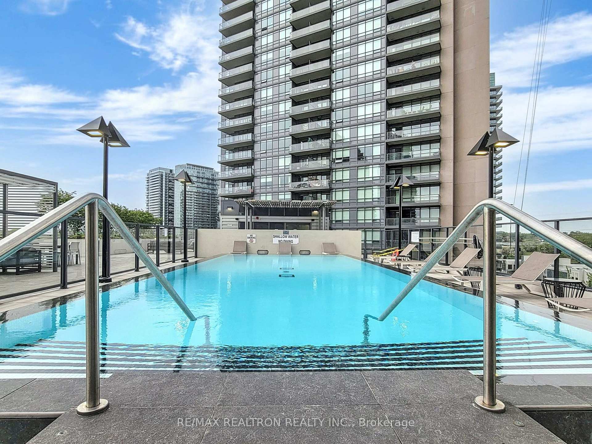 3 Bedrooms Condo at 10 Park Lawn, Toronto For sale