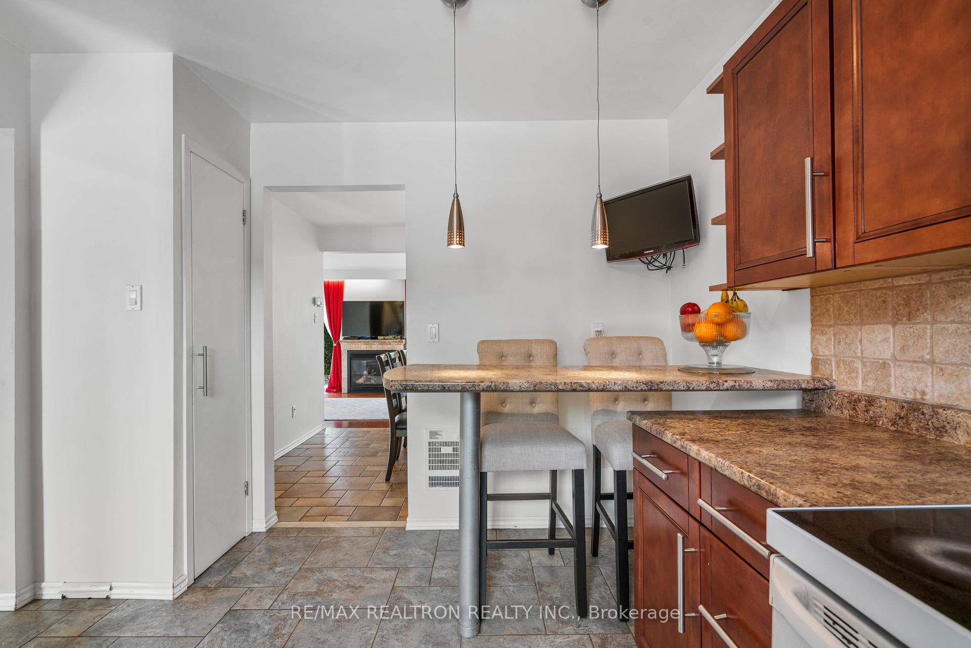 4 Bedrooms Condo at 19 Centennial Park, Toronto For sale