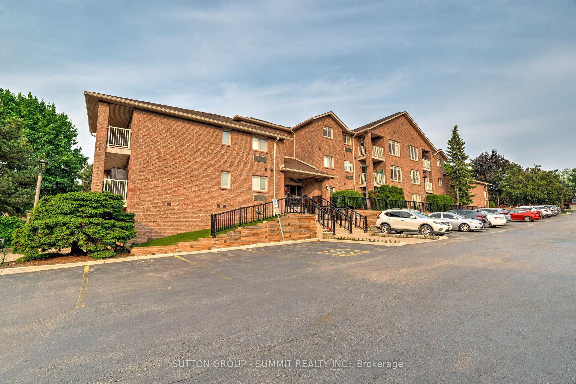 2 Bedrooms Condo at 3050 Pinemeadow, Burlington For sale