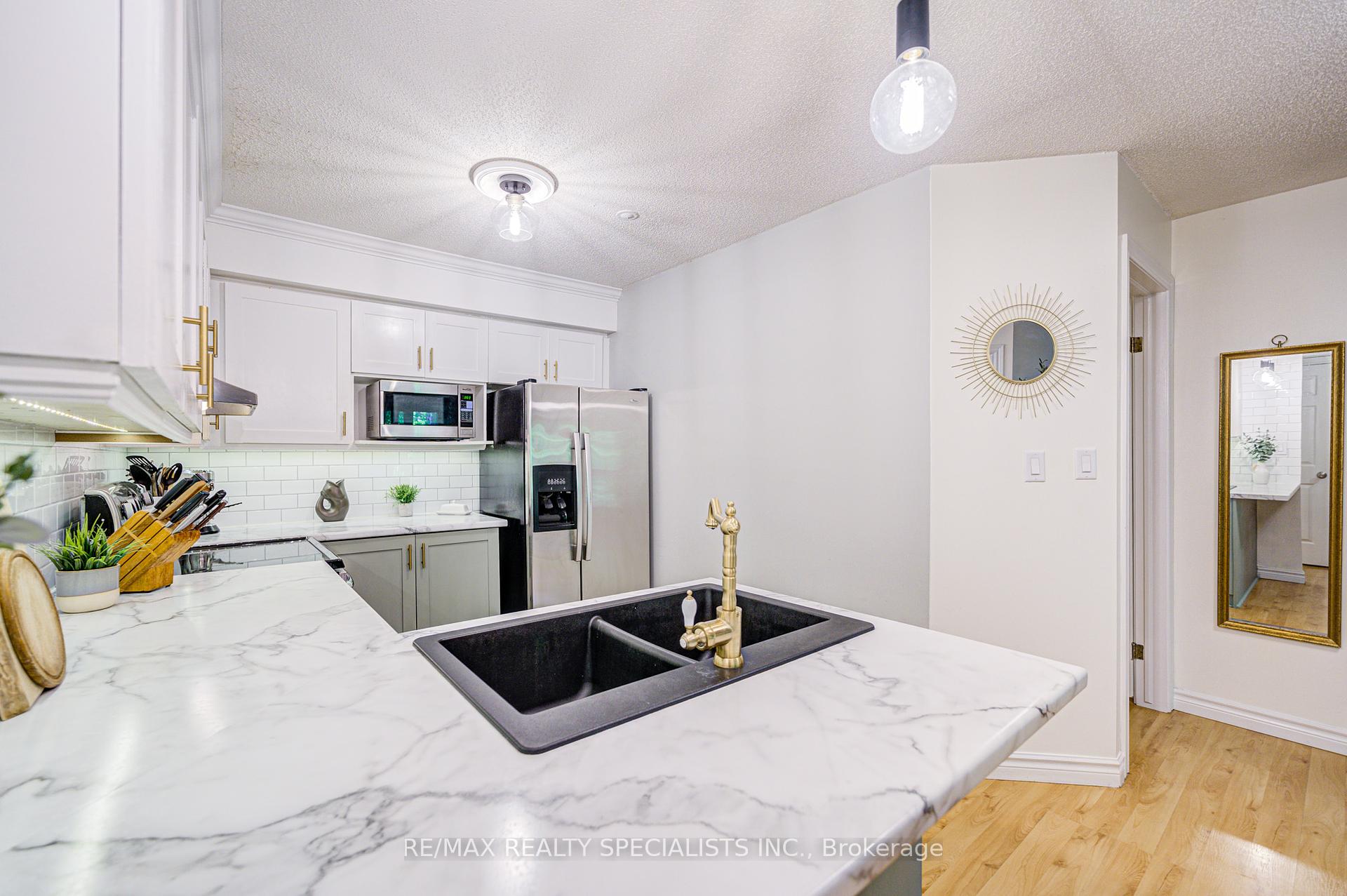 2 Bedrooms Condo at 2030 Cleaver, Burlington For sale