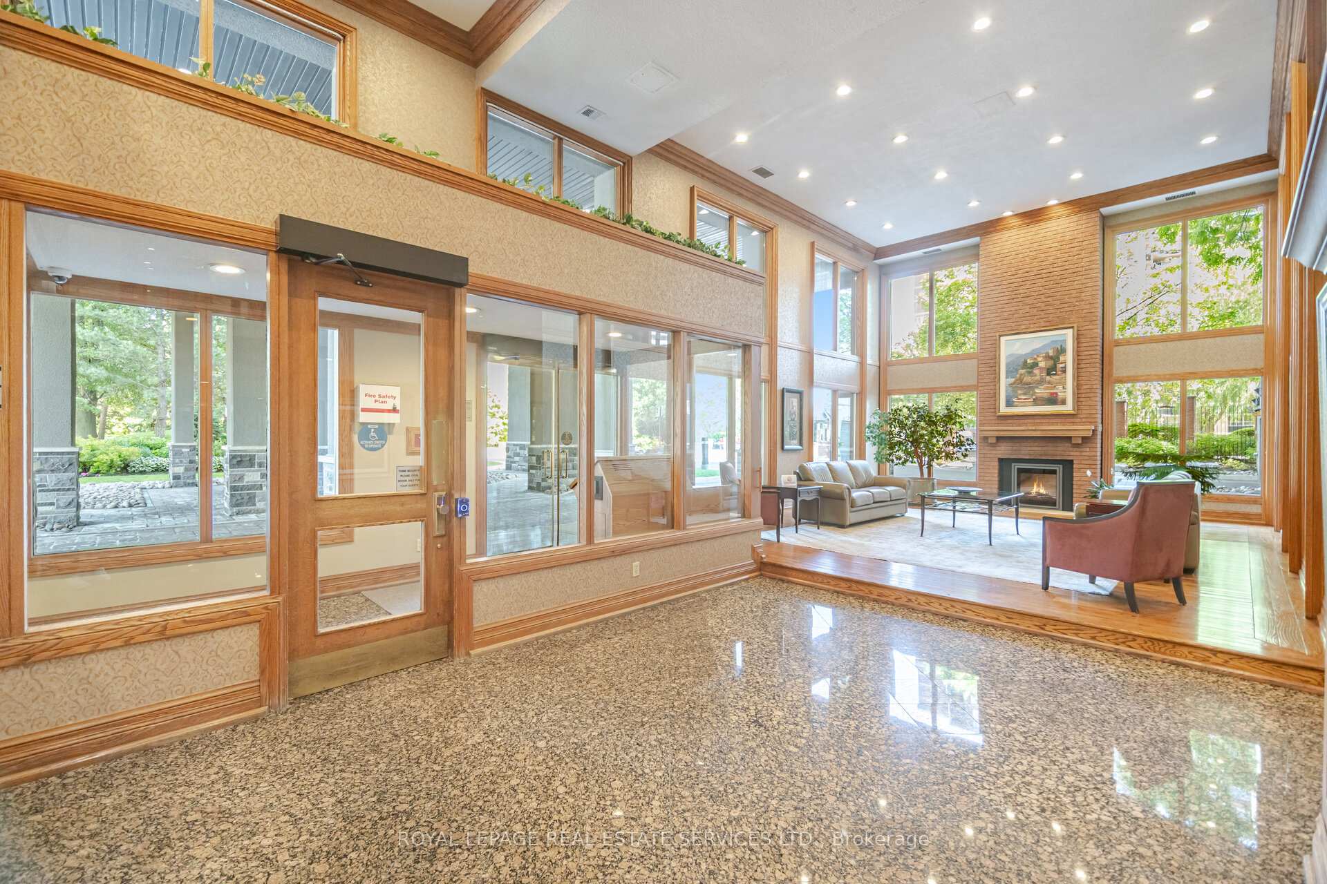 2 Bedrooms Condo at 40 Richview, Toronto For sale