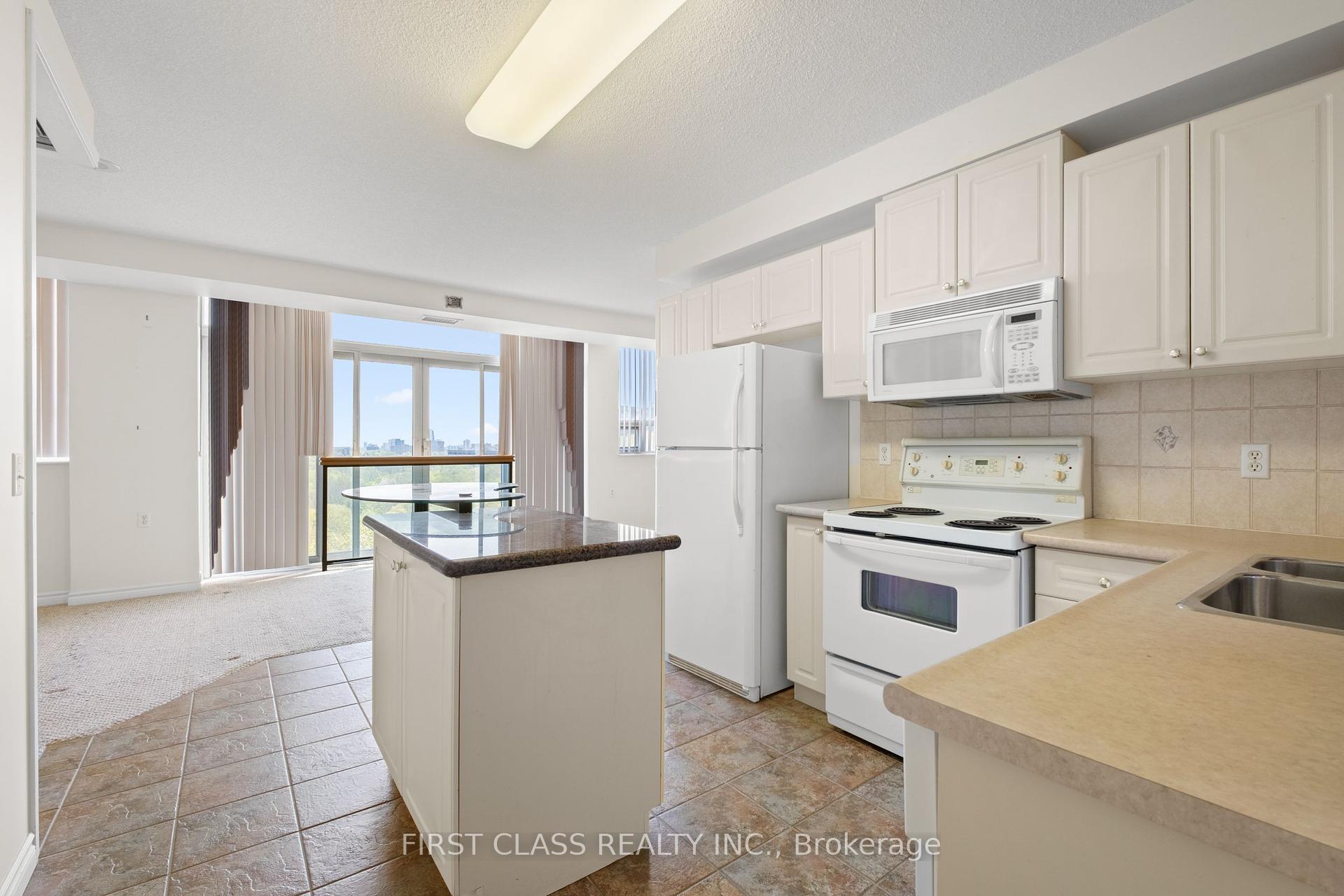 3 Bedrooms Condo at 200 Burnhamthorpe, Mississauga For sale
