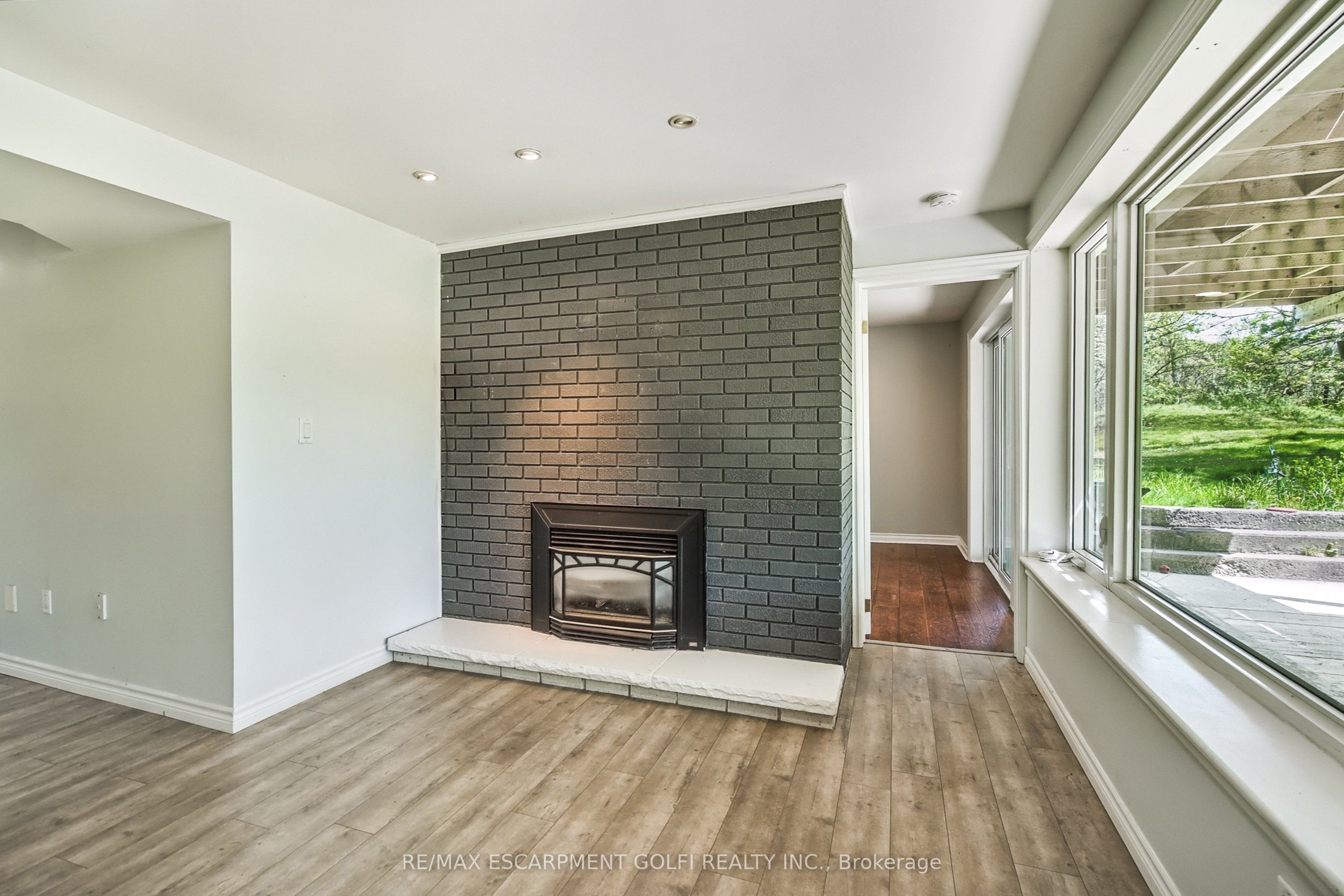 932 OLD DUNDAS Road