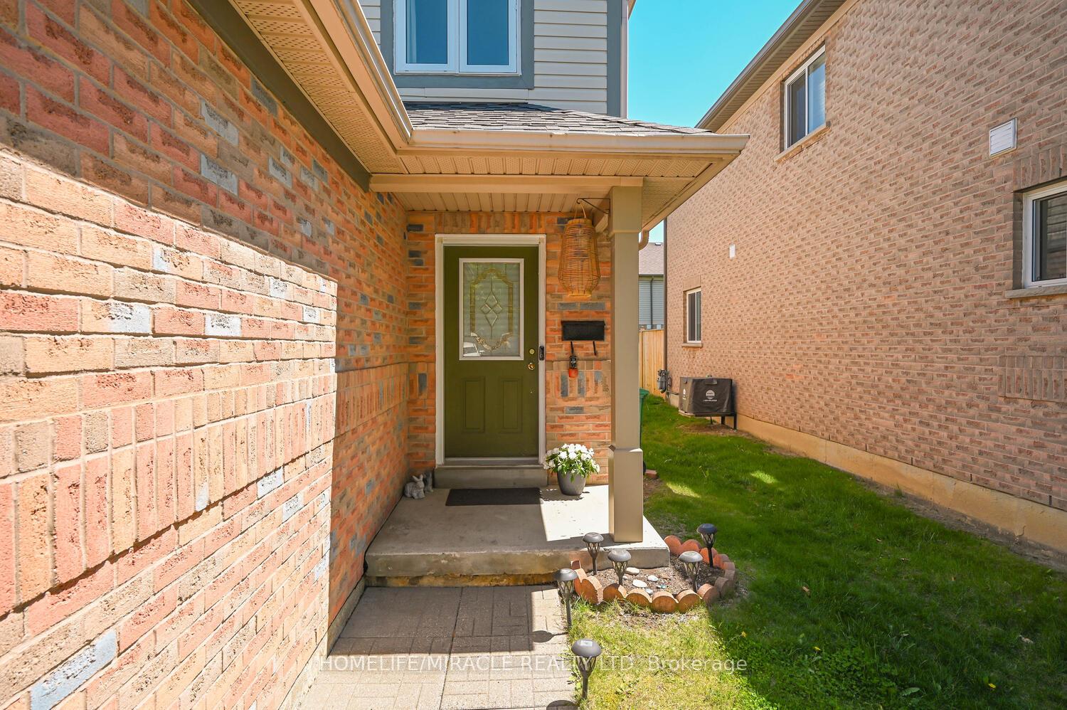 2 Bedrooms Condo at 5255 Guildwood, Mississauga For sale