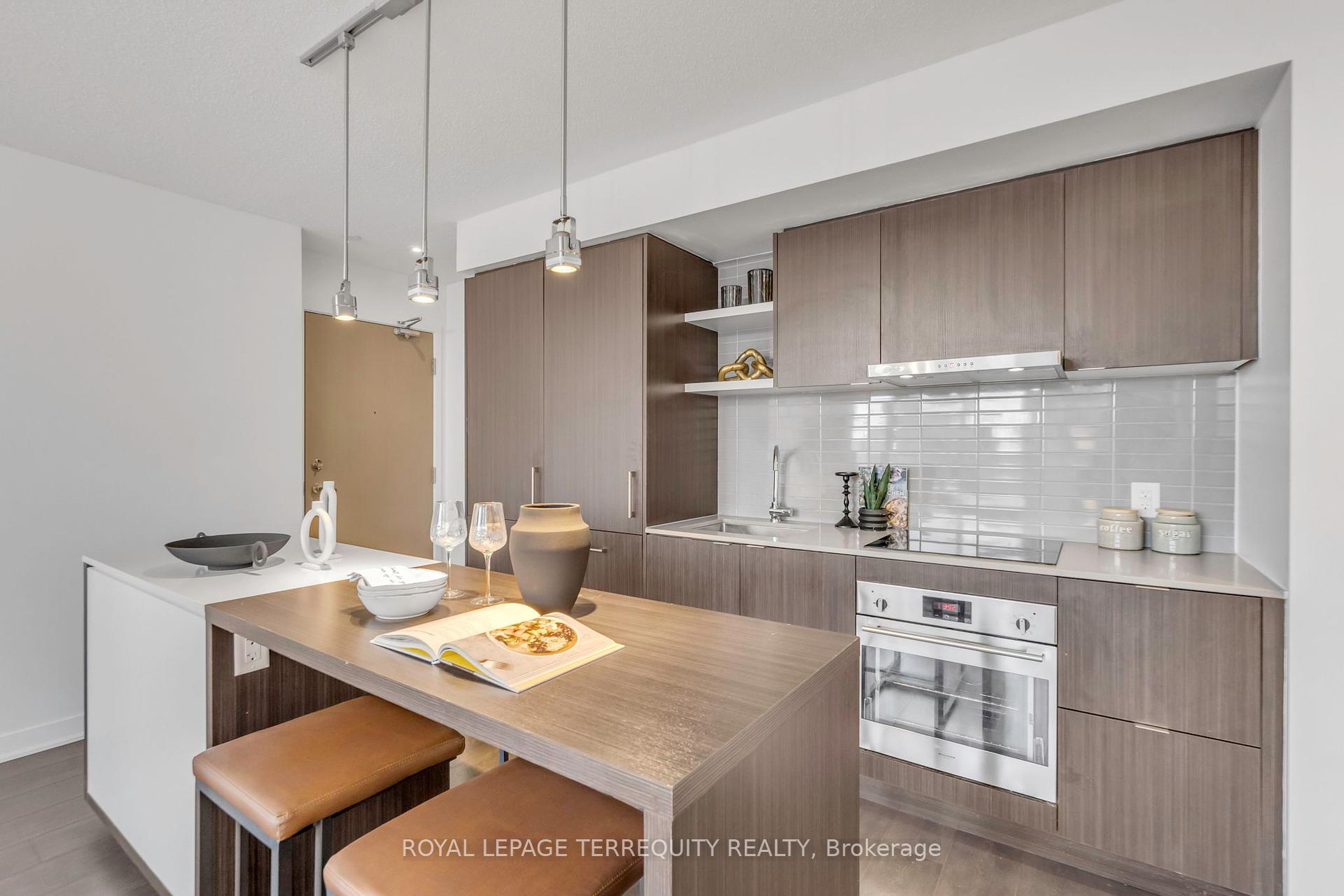 1 Bedroom Condo at 88 Harbour, Toronto For sale
