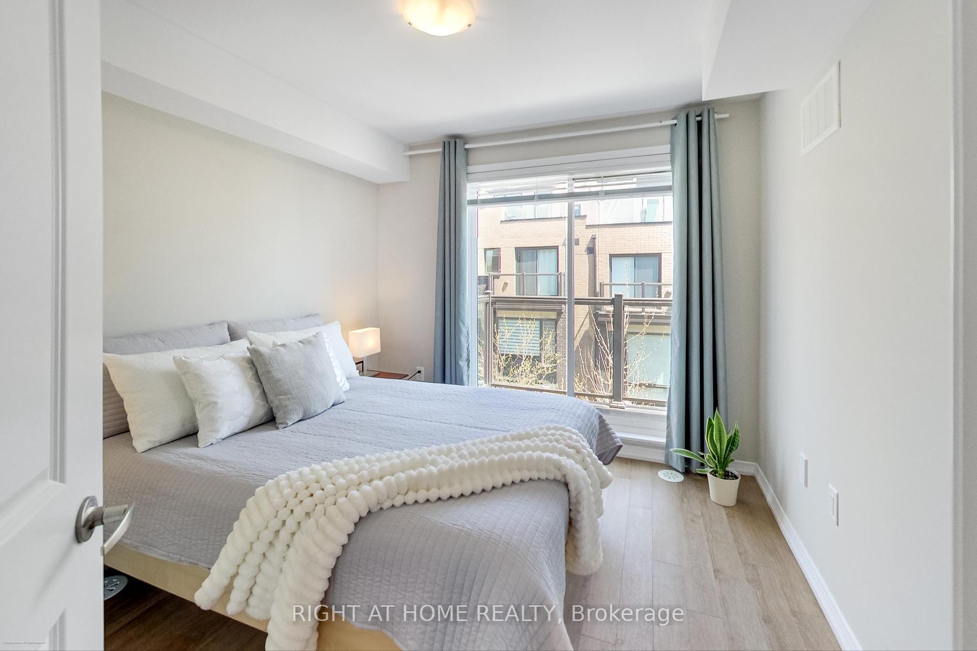 2 Bedrooms Condo at 30 Fieldway, Toronto For sale