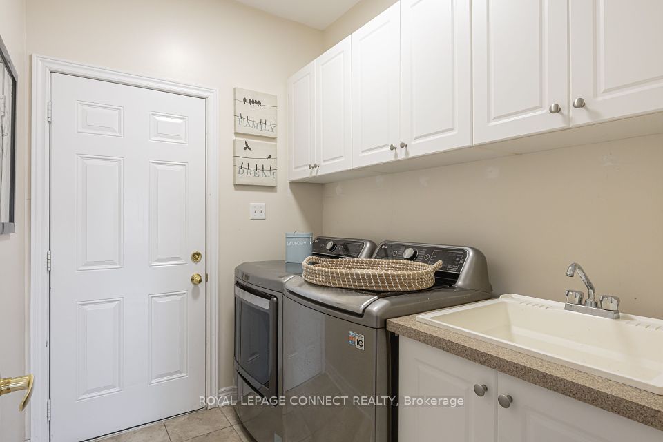 Mainfloor laundry w. access to garage w/ e-charger