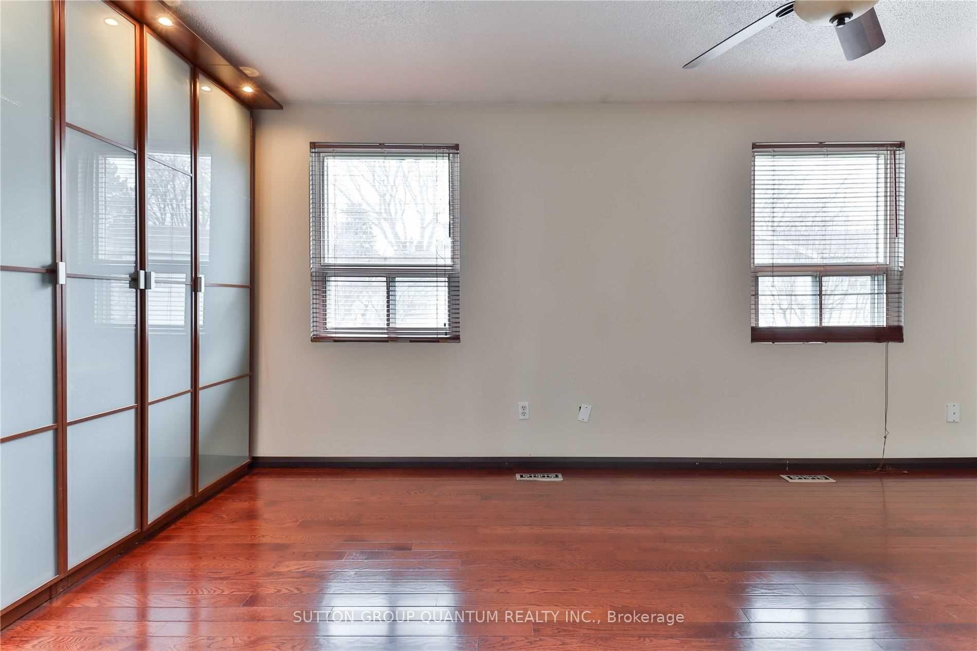 3 Bedrooms Condo at 1055 Shawnmarr, Mississauga For sale