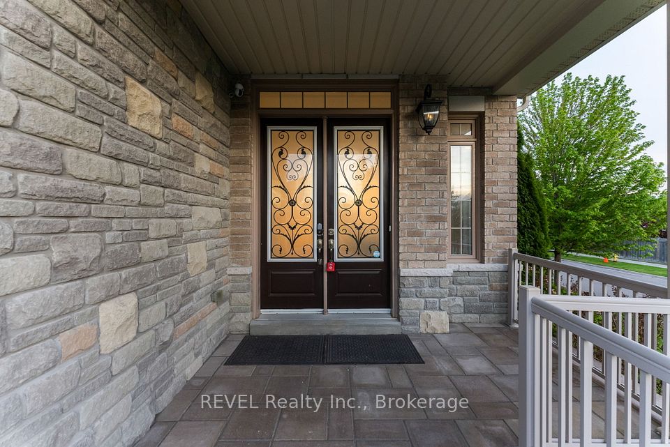 15 Glengowan Street, Whitby, ON L1R 2X2
