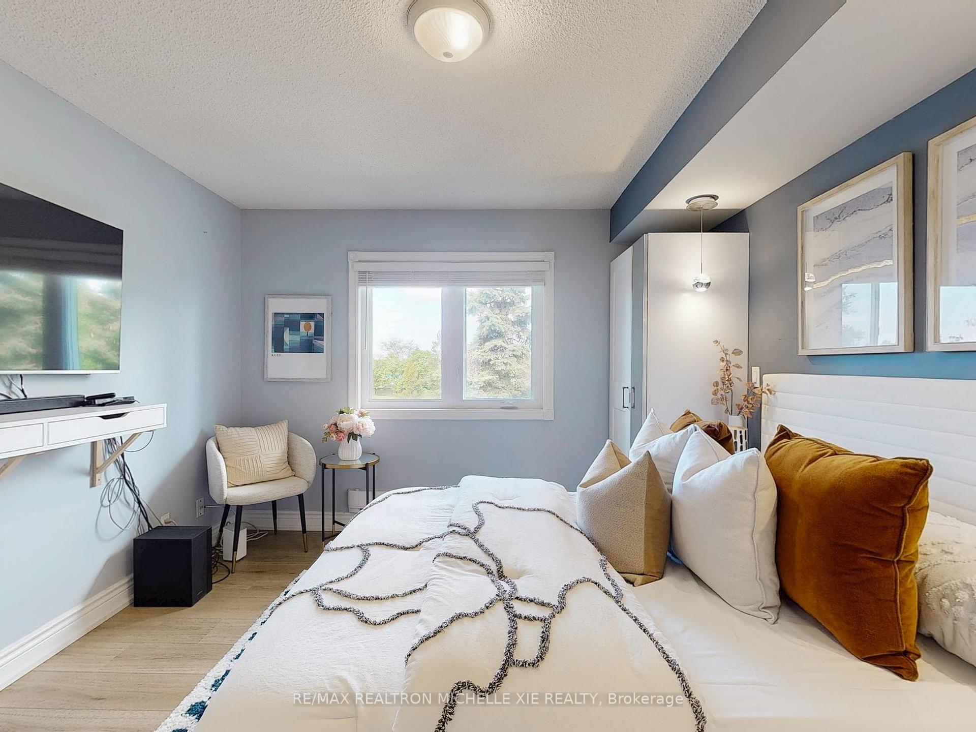 2 Bedrooms Condo at 65 Trailwood, Mississauga For sale