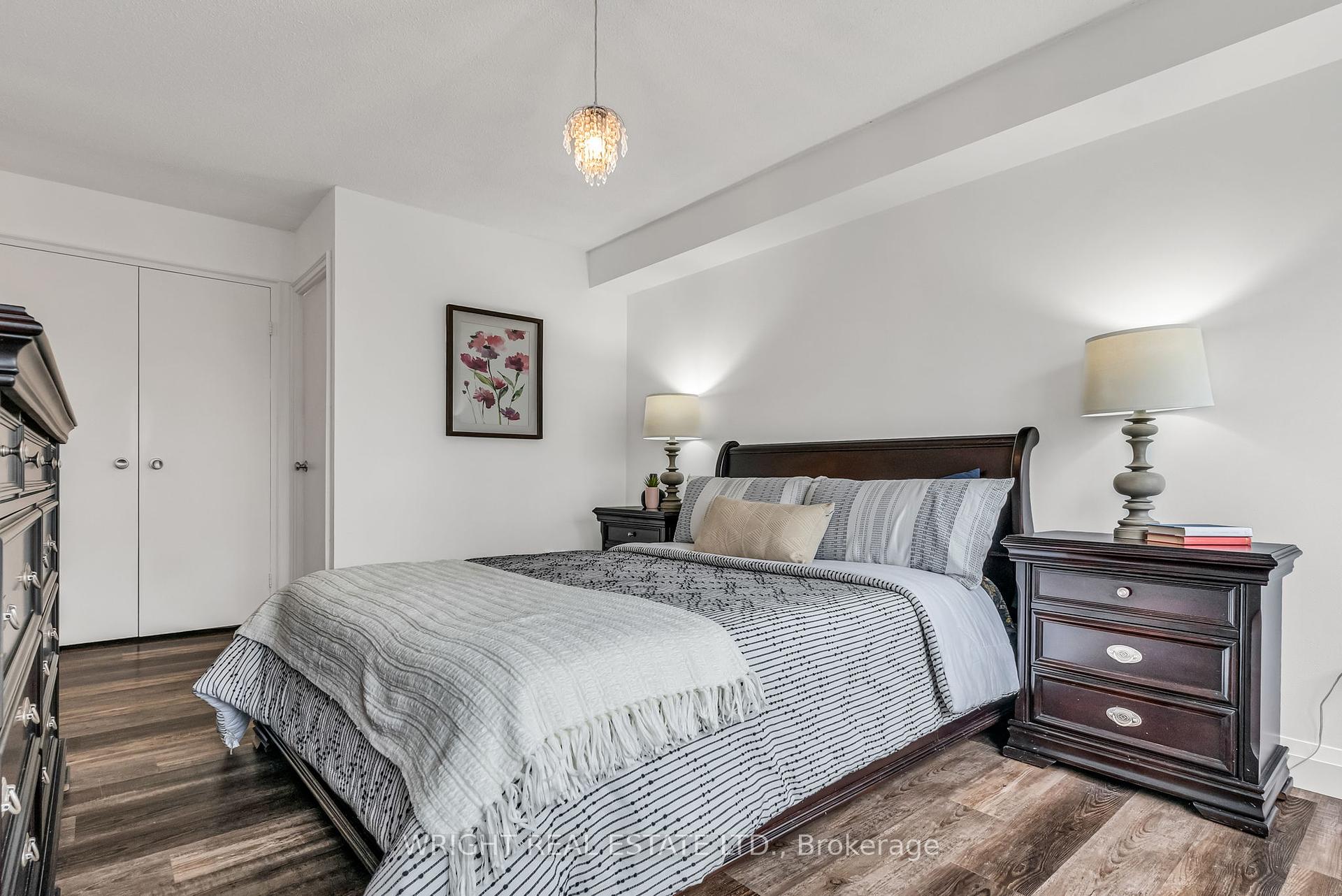 3 Bedrooms Condo at 1580 Mississauga Valley,  Mississauga For sale