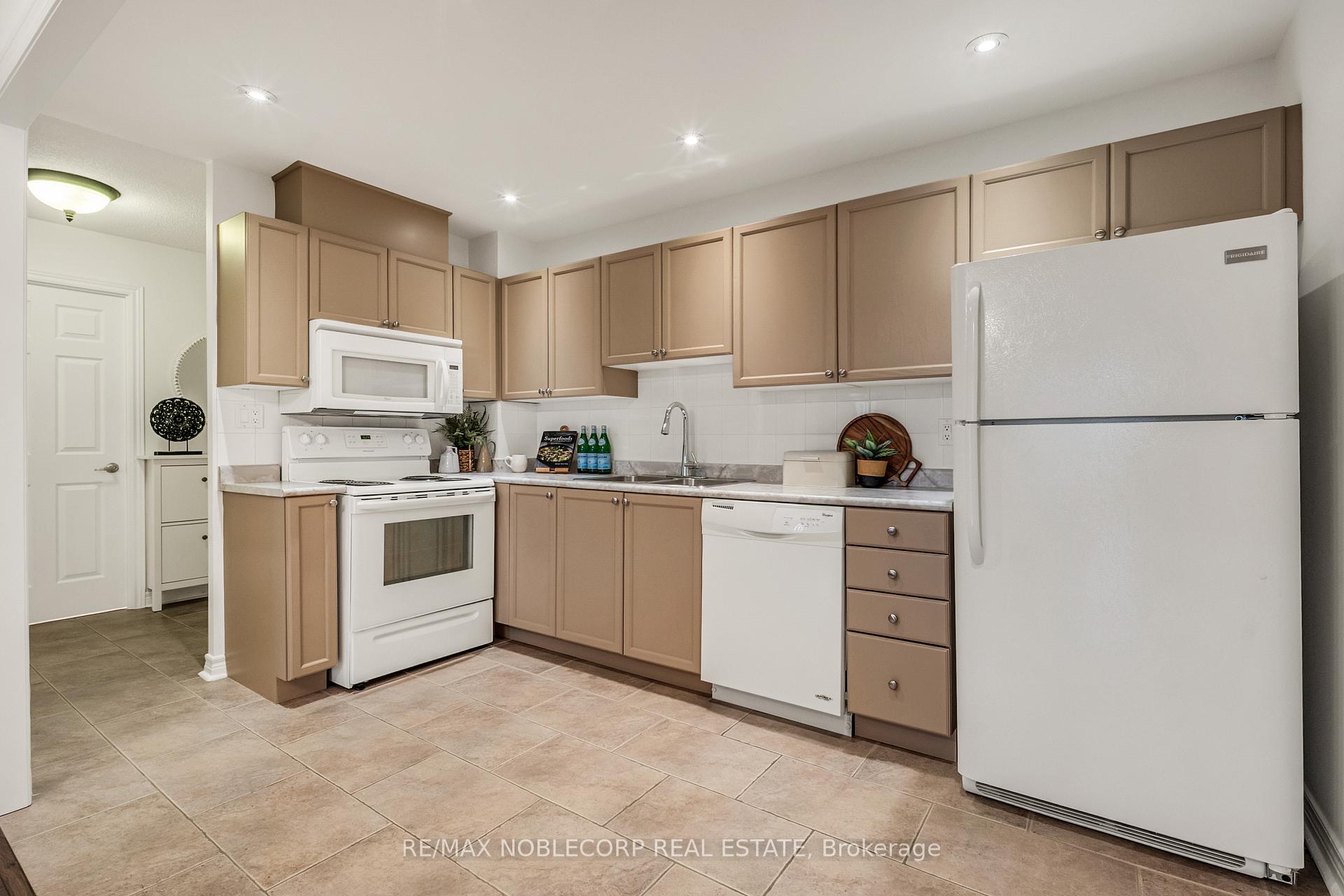 3 Bedrooms Condo at 121 Woodbridge, Vaughan For sale