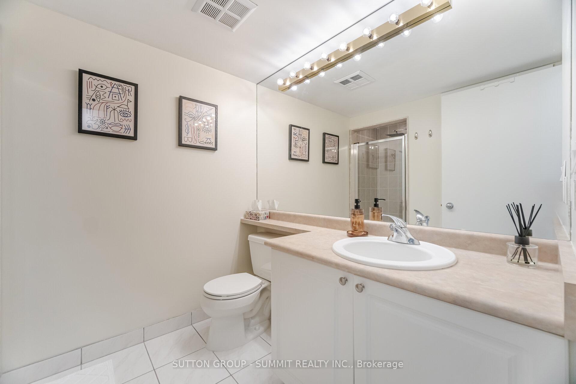 2 Bedrooms Condo at 8 Park, Toronto For sale