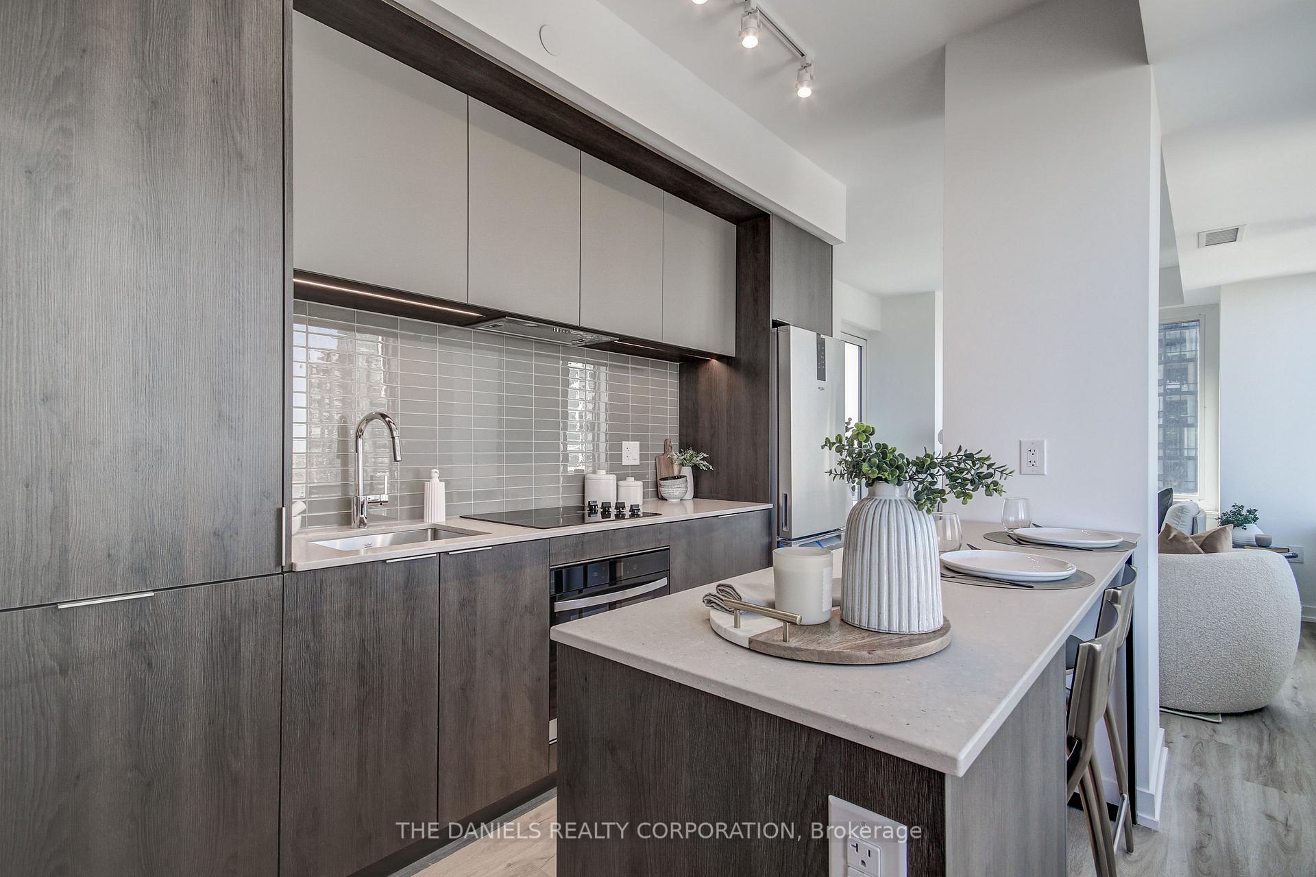 2 Bedrooms Condo at 395 Square One,  Mississauga For sale