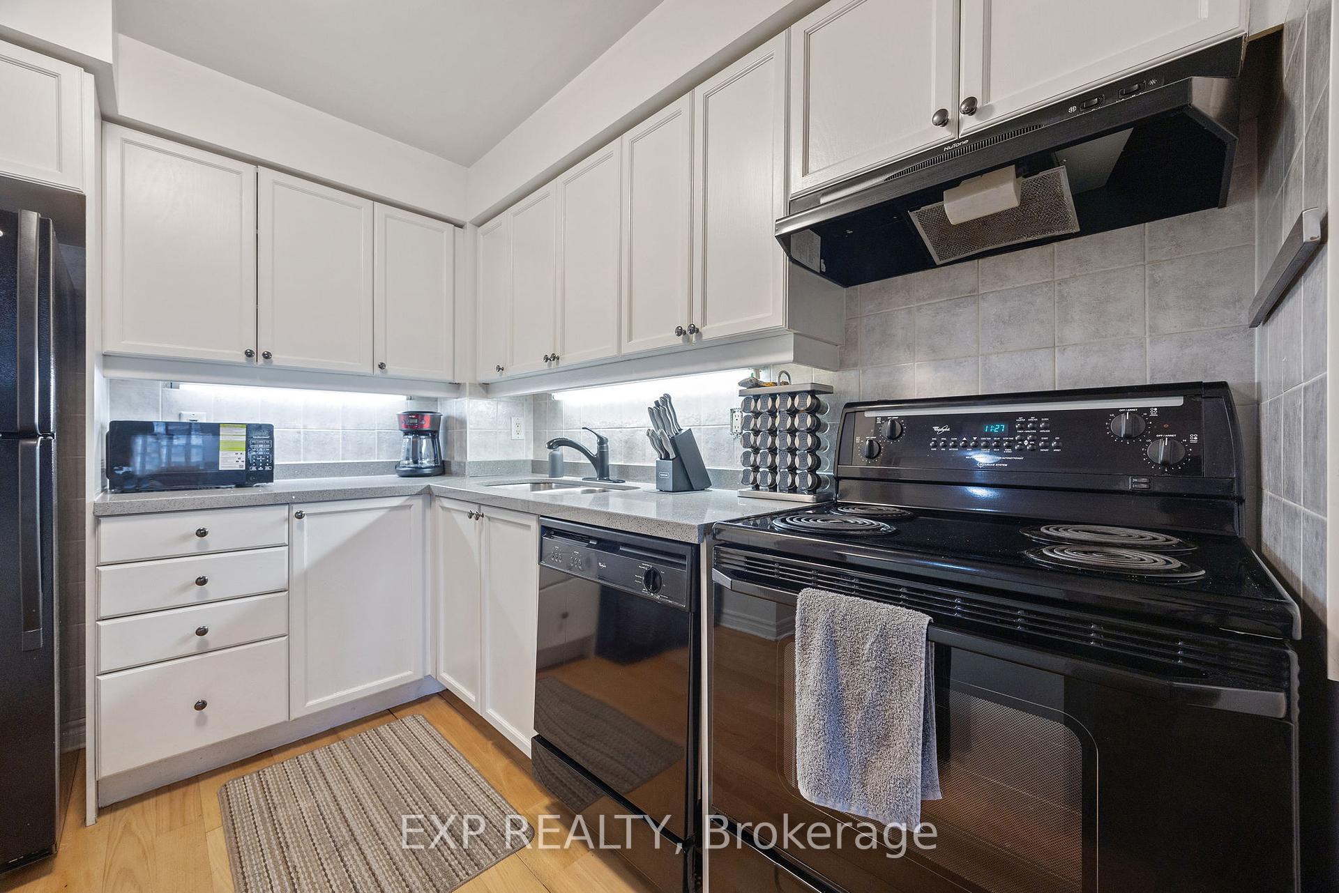 2 Bedrooms Condo at 3880 Duke Of York, Mississauga For sale