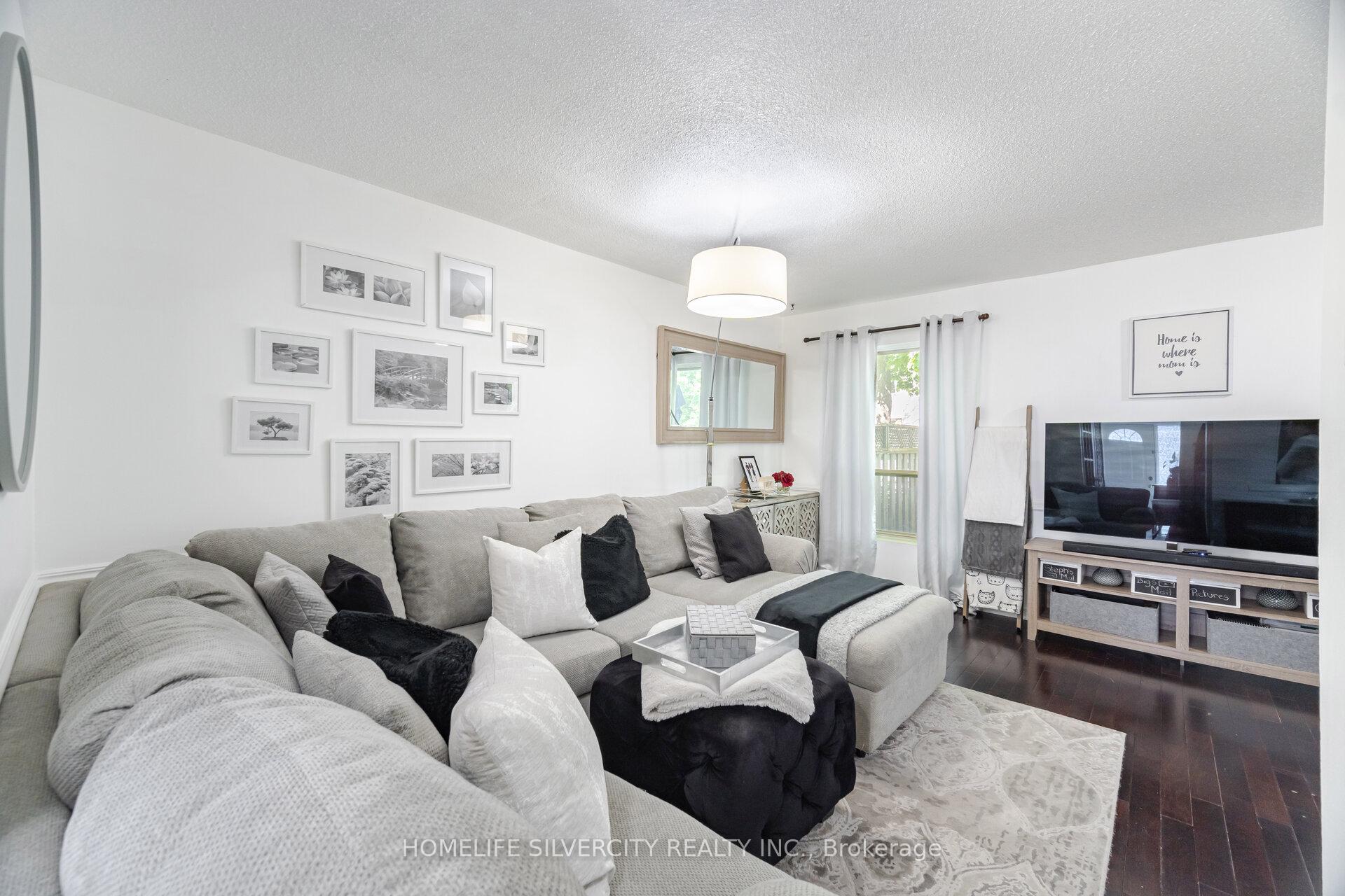 3 Bedrooms Condo at 3500 Glen erin, Mississauga For sale