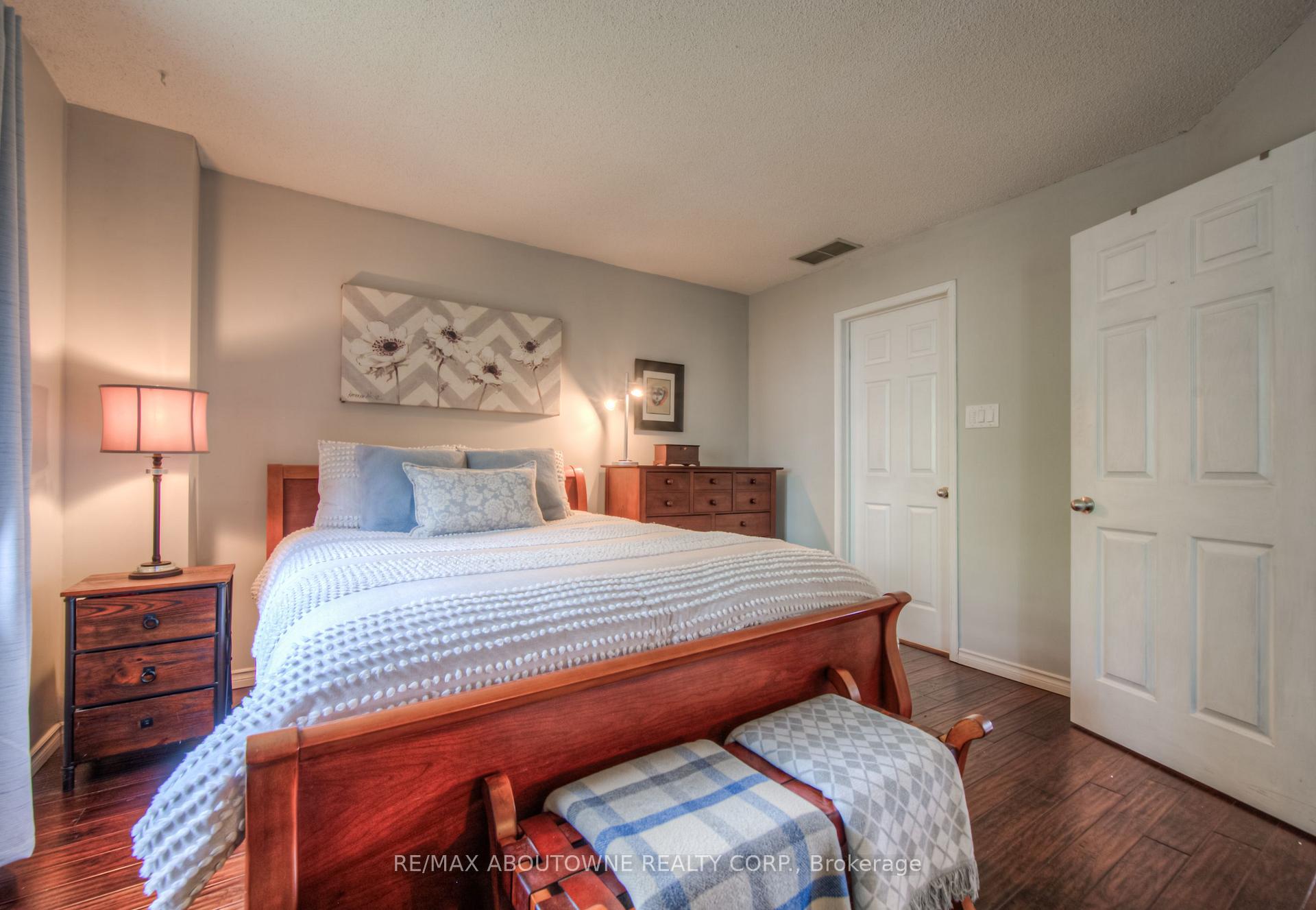 2 Bedrooms Condo at 2110 Cleaver, Burlington For sale