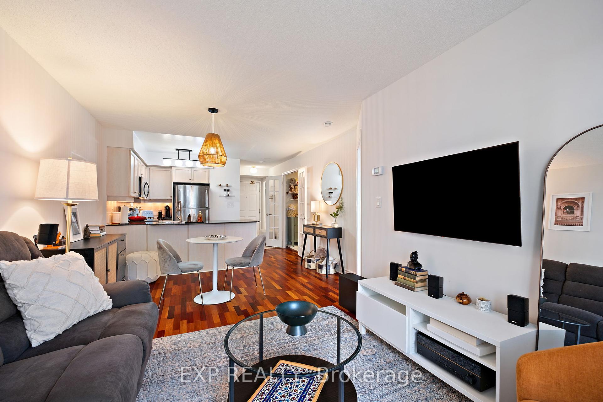 2 Bedrooms Condo at 19 Barberry, Toronto For sale