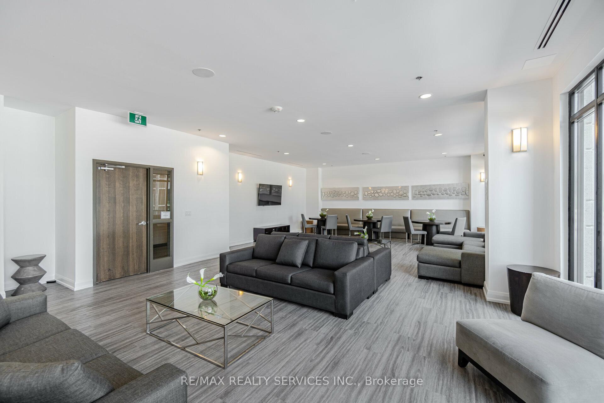 3 Bedrooms Condo at 2900 Highway 7, Vaughan For sale